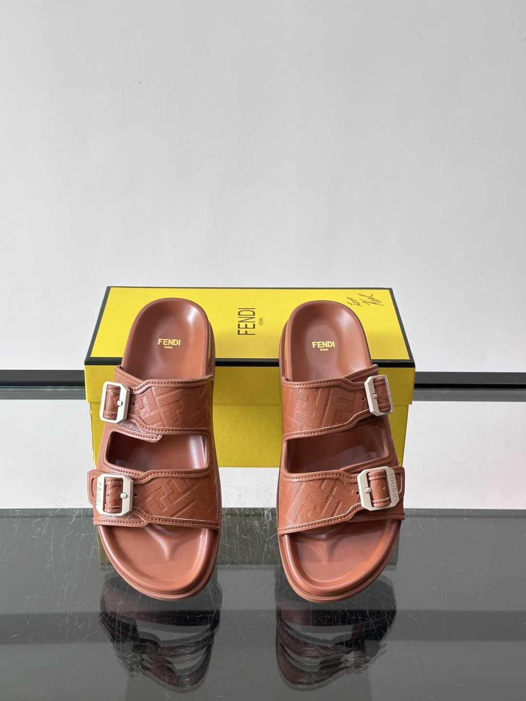 FEND*新款系扣凉拖鞋 真皮拼接老花牛仔面料真皮垫脚 加经典老花面印花 时尚稳重大气 鞋型非常包脚舒适