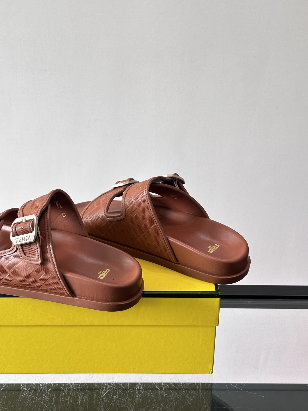 FEND*新款系扣凉拖鞋 真皮拼接老花牛仔面料真皮垫脚 加经典老花面印花 时尚稳重大气 鞋型非常包脚舒适