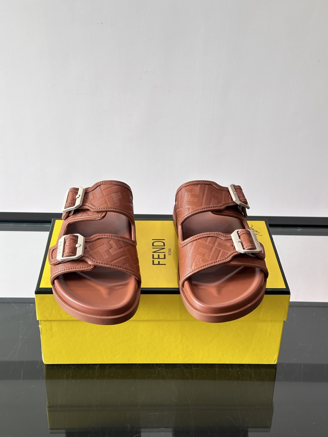 FEND*新款系扣凉拖鞋 真皮拼接老花牛仔面料真皮垫脚 加经典老花面印花 时尚稳重大气 鞋型非常包脚舒适