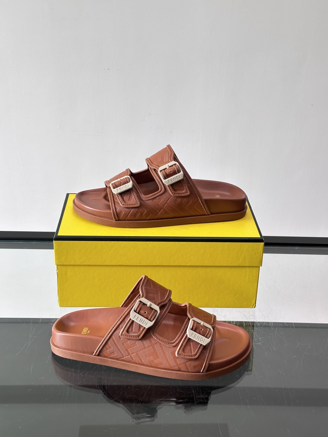 FEND*新款系扣凉拖鞋 真皮拼接老花牛仔面料真皮垫脚 加经典老花面印花 时尚稳重大气 鞋型非常包脚舒适