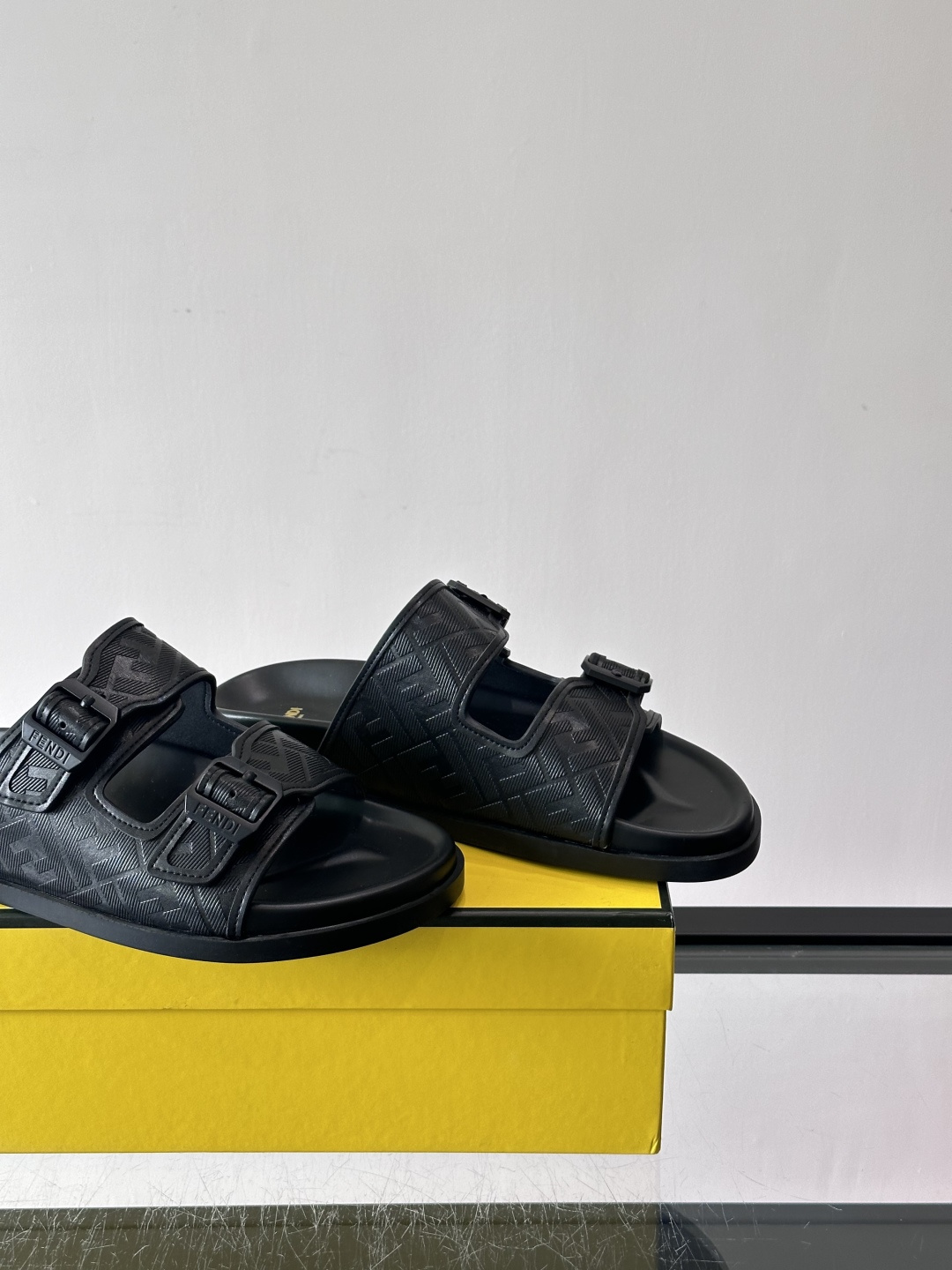 FEND*新款系扣凉拖鞋 真皮拼接老花牛仔面料真皮垫脚 加经典老花面印花 时尚稳重大气 鞋型非常包脚舒适