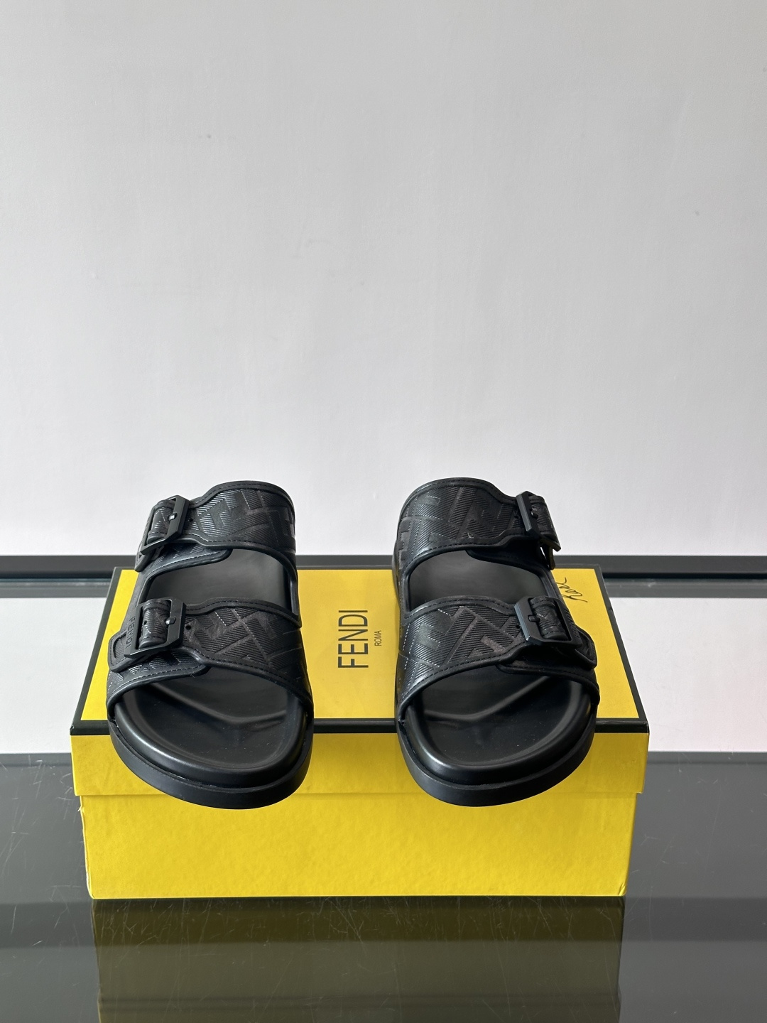 FEND*新款系扣凉拖鞋 真皮拼接老花牛仔面料真皮垫脚 加经典老花面印花 时尚稳重大气 鞋型非常包脚舒适