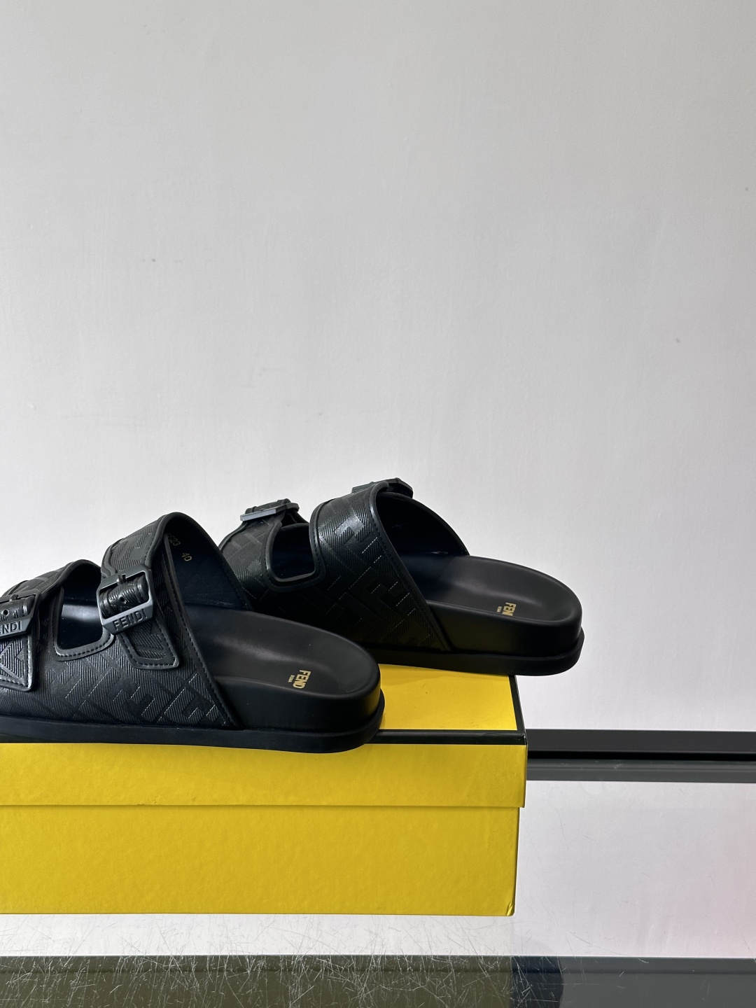 FEND*新款系扣凉拖鞋 真皮拼接老花牛仔面料真皮垫脚 加经典老花面印花 时尚稳重大气 鞋型非常包脚舒适