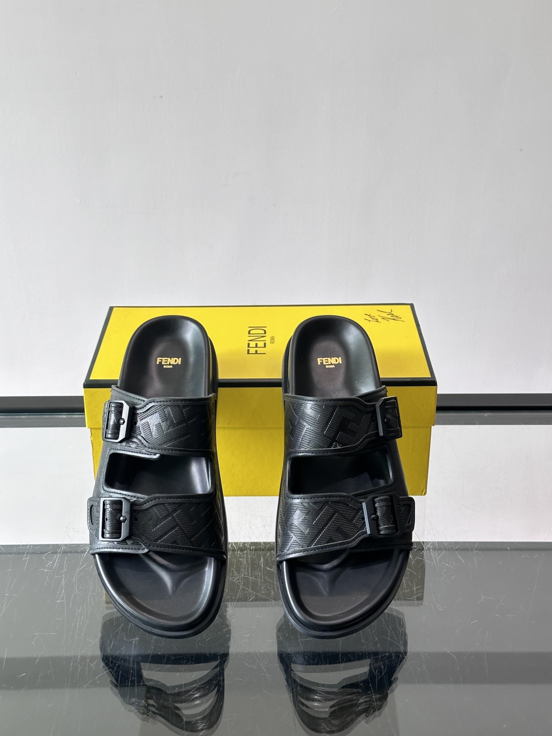 FEND*新款系扣凉拖鞋 真皮拼接老花牛仔面料真皮垫脚 加经典老花面印花 时尚稳重大气 鞋型非常包脚舒适