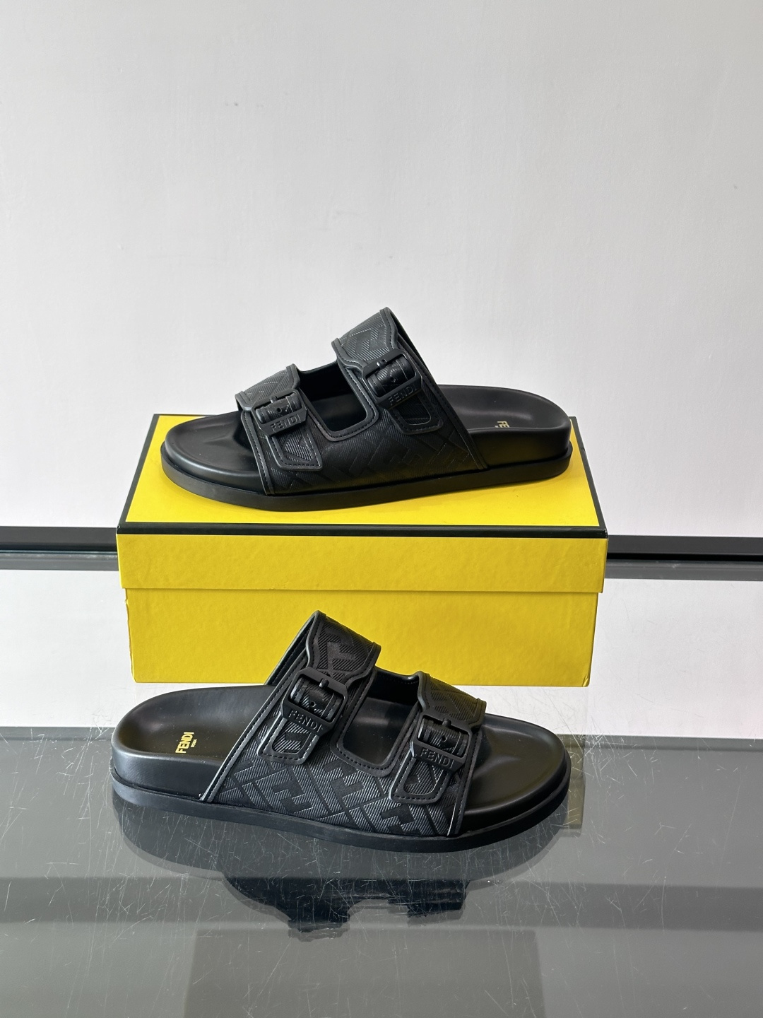 FEND*新款系扣凉拖鞋 真皮拼接老花牛仔面料真皮垫脚 加经典老花面印花 时尚稳重大气 鞋型非常包脚舒适