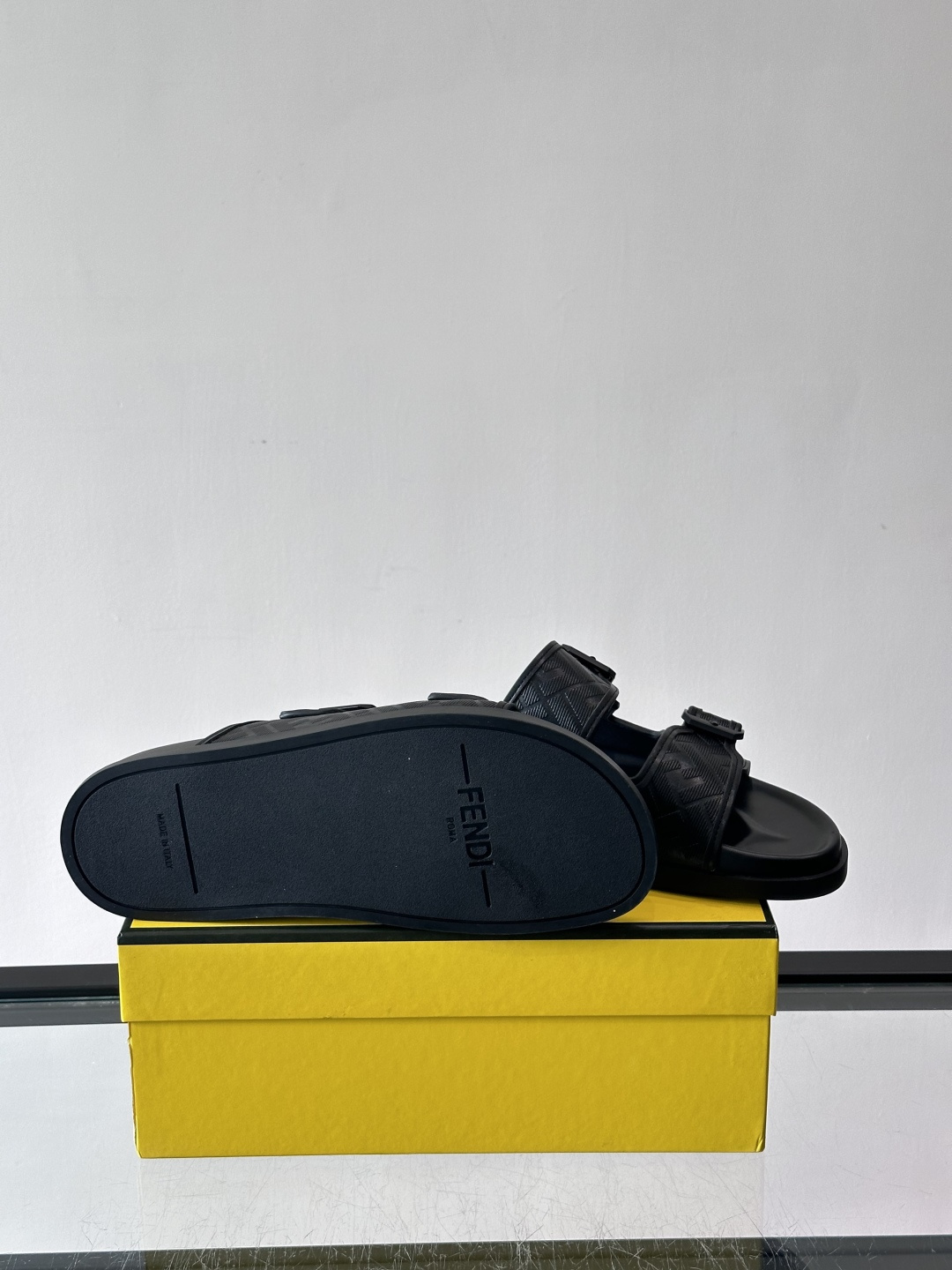 FEND*新款系扣凉拖鞋 真皮拼接老花牛仔面料真皮垫脚 加经典老花面印花 时尚稳重大气 鞋型非常包脚舒适