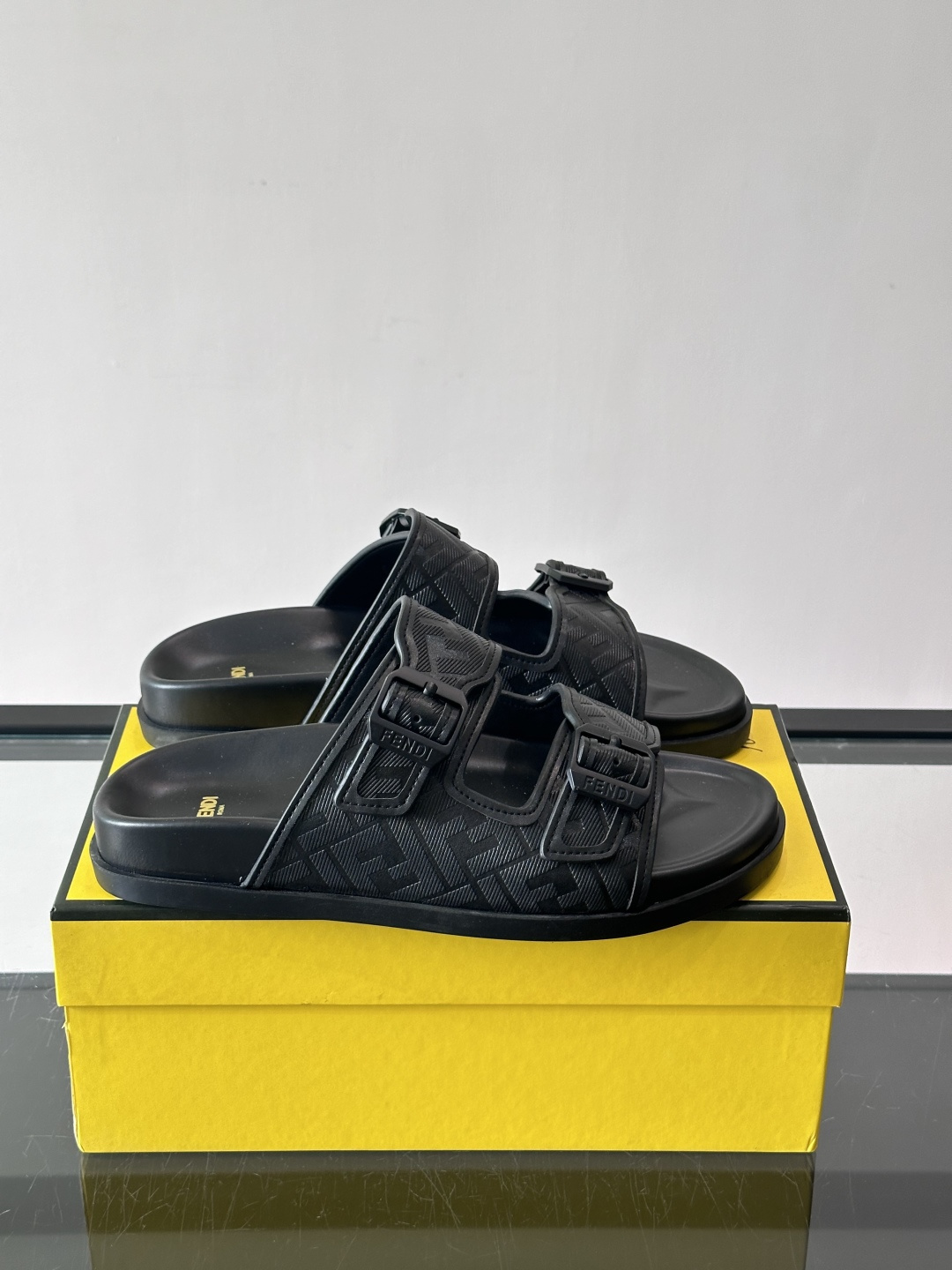 FEND*新款系扣凉拖鞋 真皮拼接老花牛仔面料真皮垫脚 加经典老花面印花 时尚稳重大气 鞋型非常包脚舒适