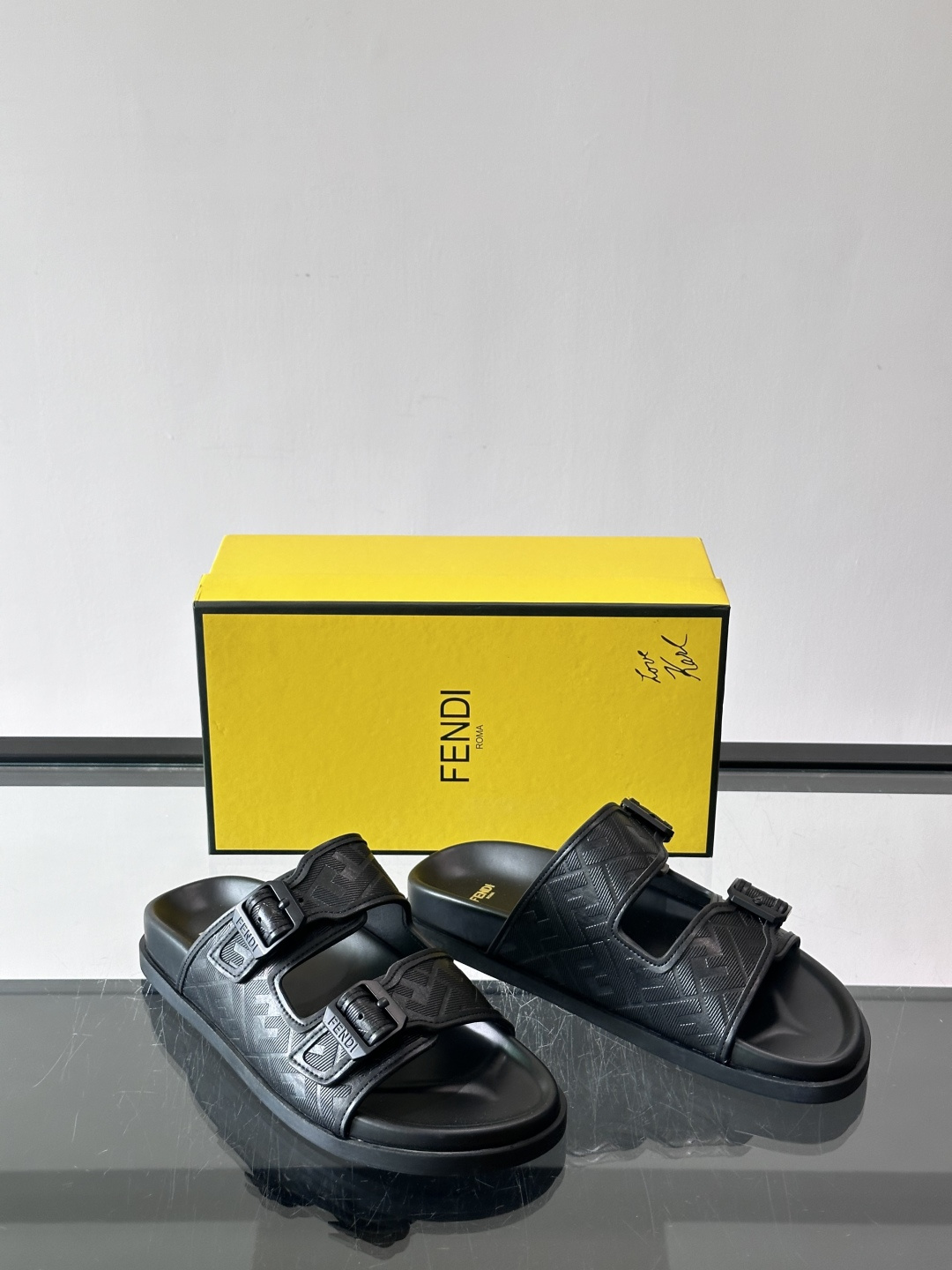 FEND*新款系扣凉拖鞋 真皮拼接老花牛仔面料真皮垫脚 加经典老花面印花 时尚稳重大气 鞋型非常包脚舒适