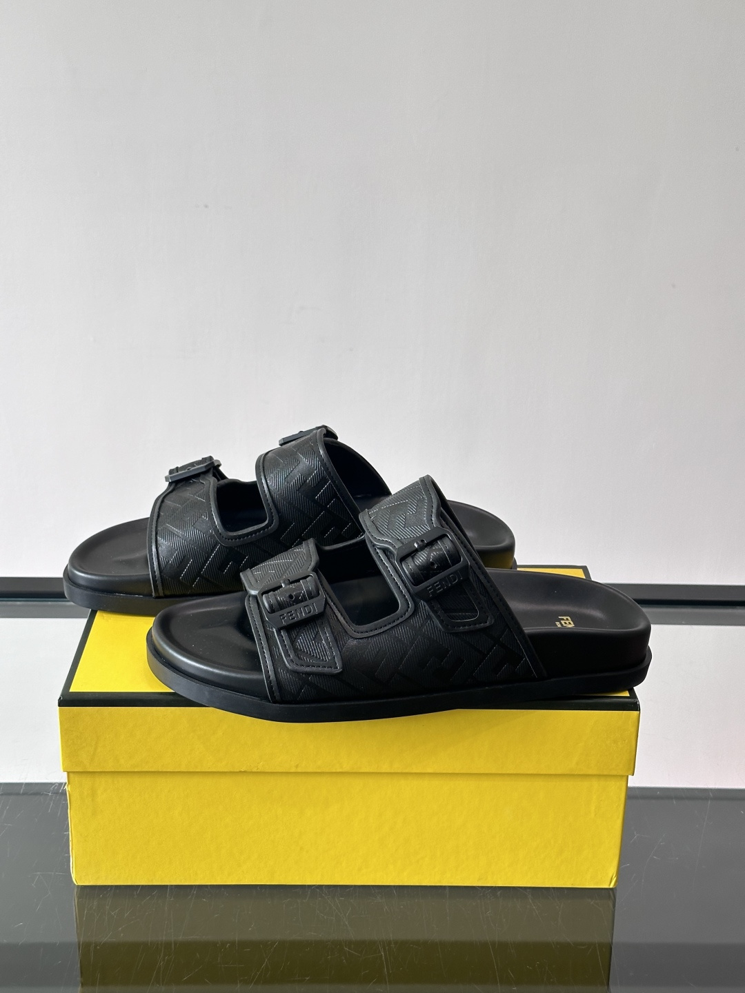 FEND*新款系扣凉拖鞋 真皮拼接老花牛仔面料真皮垫脚 加经典老花面印花 时尚稳重大气 鞋型非常包脚舒适