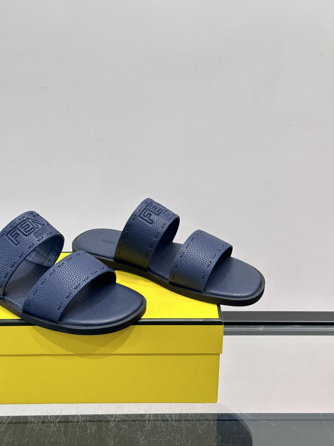 FEND*新款压印凉拖鞋凉鞋🩴 真皮面料真皮垫脚。 时尚稳重大气 鞋型非常包脚舒适 橡胶防滑大底 。Si