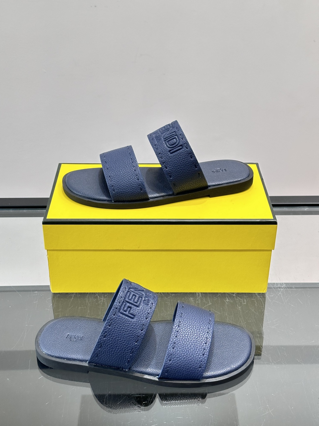 FEND*新款压印凉拖鞋凉鞋🩴 真皮面料真皮垫脚。 时尚稳重大气 鞋型非常包脚舒适 橡胶防滑大底 。Si