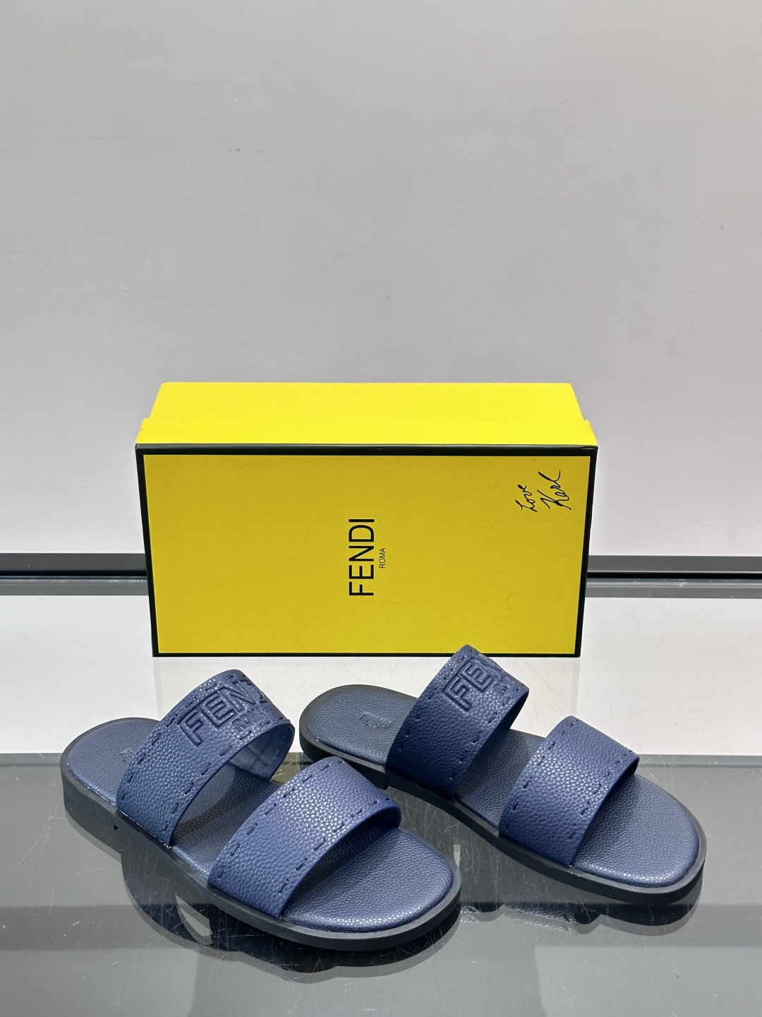 FEND*新款压印凉拖鞋凉鞋🩴 真皮面料真皮垫脚。 时尚稳重大气 鞋型非常包脚舒适 橡胶防滑大底 。Si