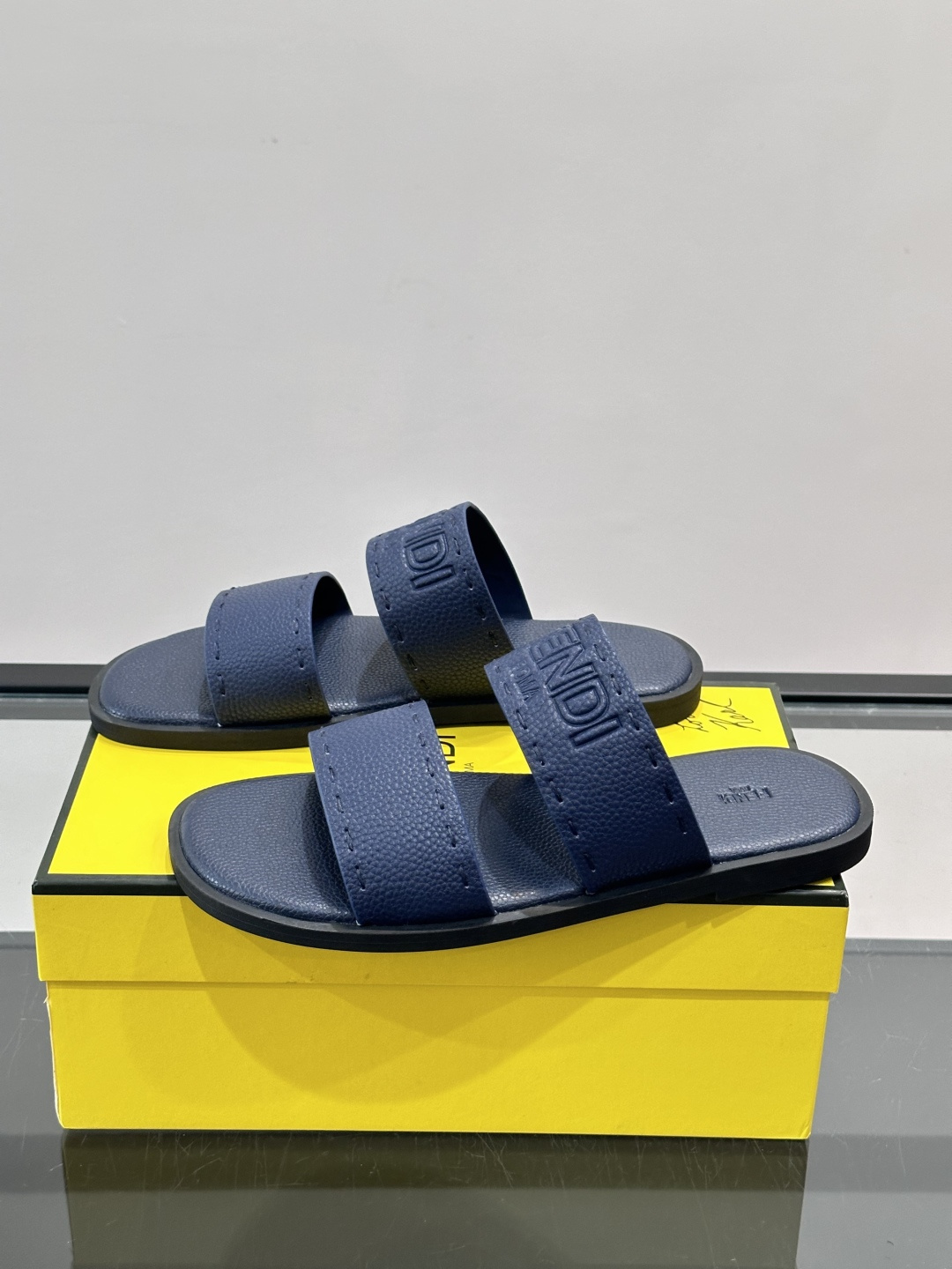 FEND*新款压印凉拖鞋凉鞋🩴 真皮面料真皮垫脚。 时尚稳重大气 鞋型非常包脚舒适 橡胶防滑大底 。Si