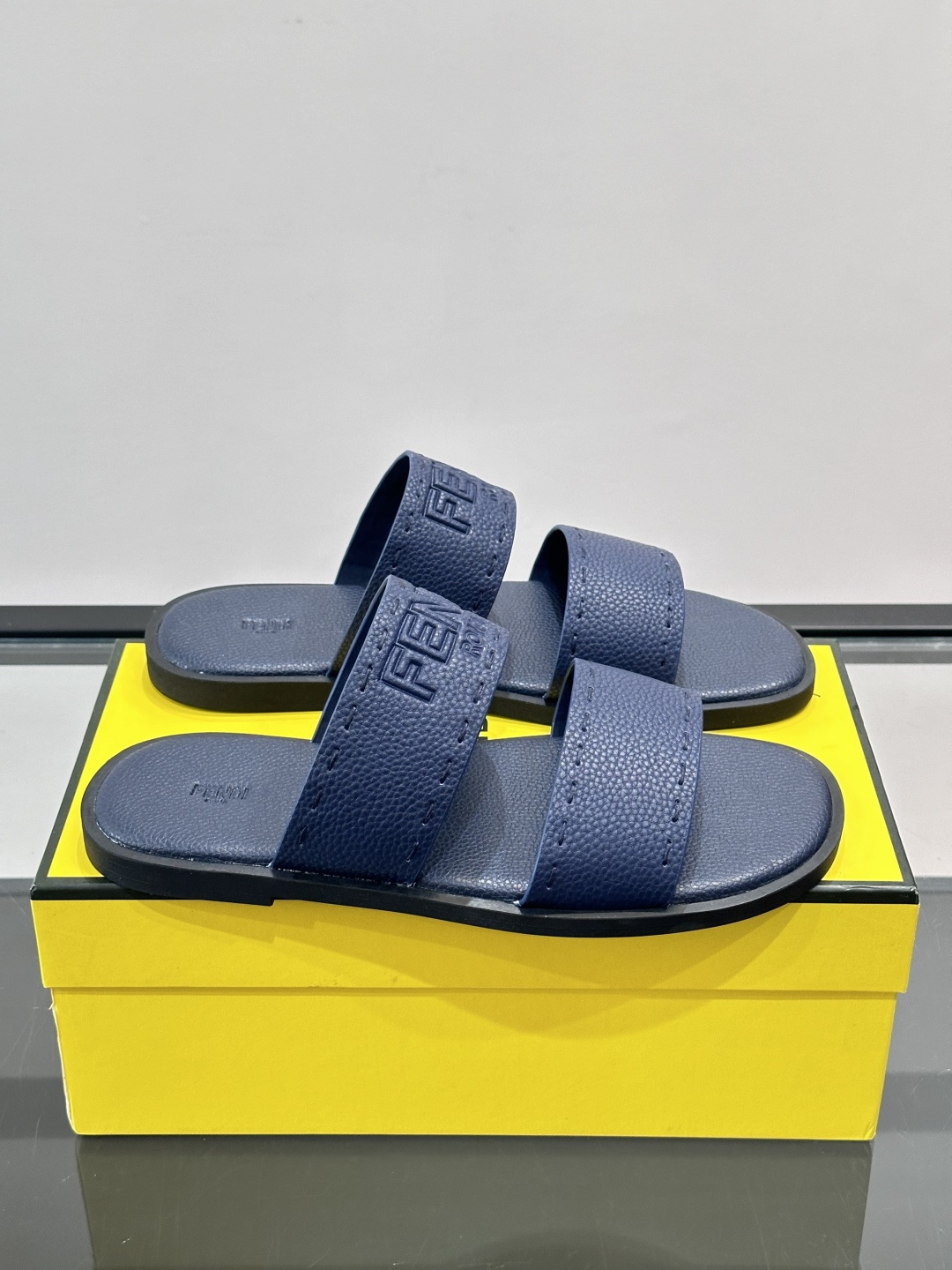 FEND*新款压印凉拖鞋凉鞋🩴 真皮面料真皮垫脚。 时尚稳重大气 鞋型非常包脚舒适 橡胶防滑大底 。Si