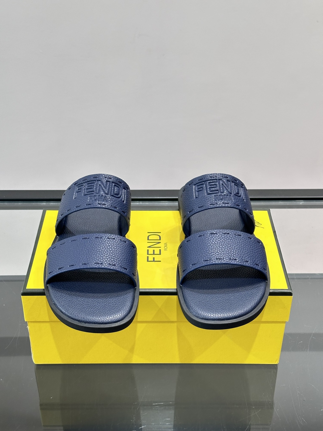 FEND*新款压印凉拖鞋凉鞋🩴 真皮面料真皮垫脚。 时尚稳重大气 鞋型非常包脚舒适 橡胶防滑大底 。Si