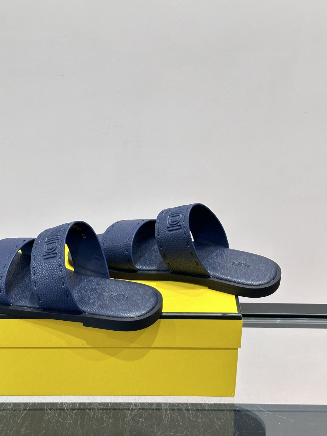 FEND*新款压印凉拖鞋凉鞋🩴 真皮面料真皮垫脚。 时尚稳重大气 鞋型非常包脚舒适 橡胶防滑大底 。Si