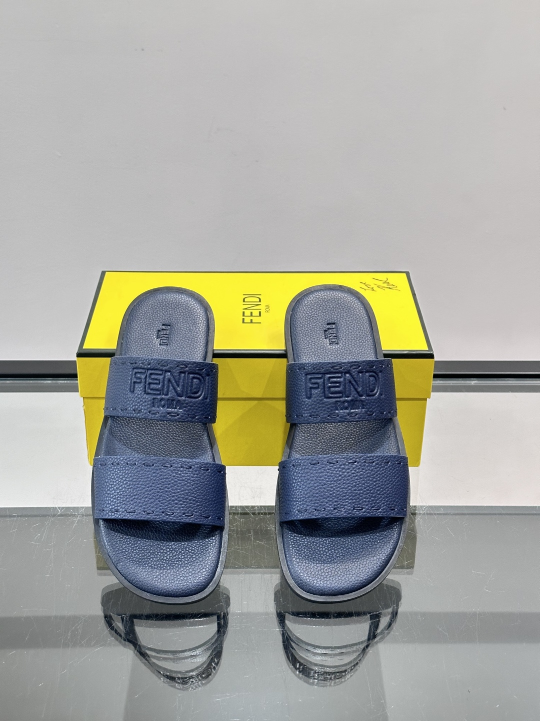 FEND*新款压印凉拖鞋凉鞋🩴 真皮面料真皮垫脚。 时尚稳重大气 鞋型非常包脚舒适 橡胶防滑大底 。Si