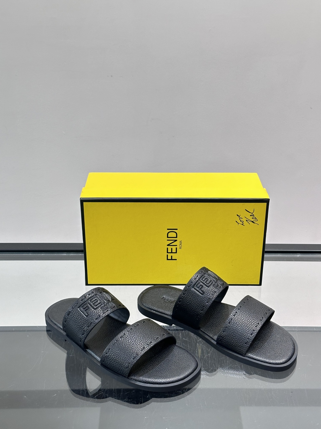 FEND*新款压印凉拖鞋凉鞋🩴 真皮面料真皮垫脚。 时尚稳重大气 鞋型非常包脚舒适 橡胶防滑大底 。Si