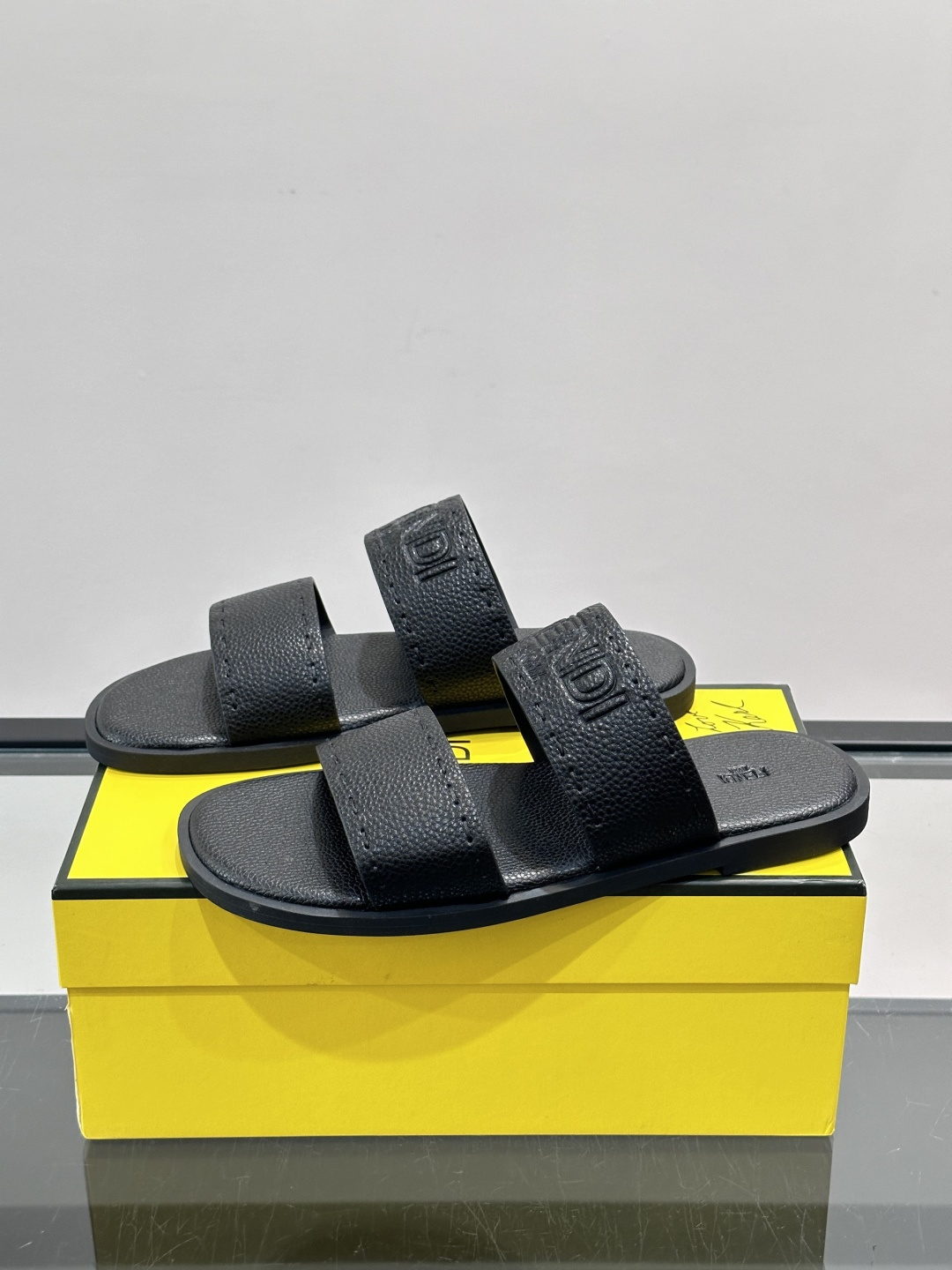 FEND*新款压印凉拖鞋凉鞋🩴 真皮面料真皮垫脚。 时尚稳重大气 鞋型非常包脚舒适 橡胶防滑大底 。Si