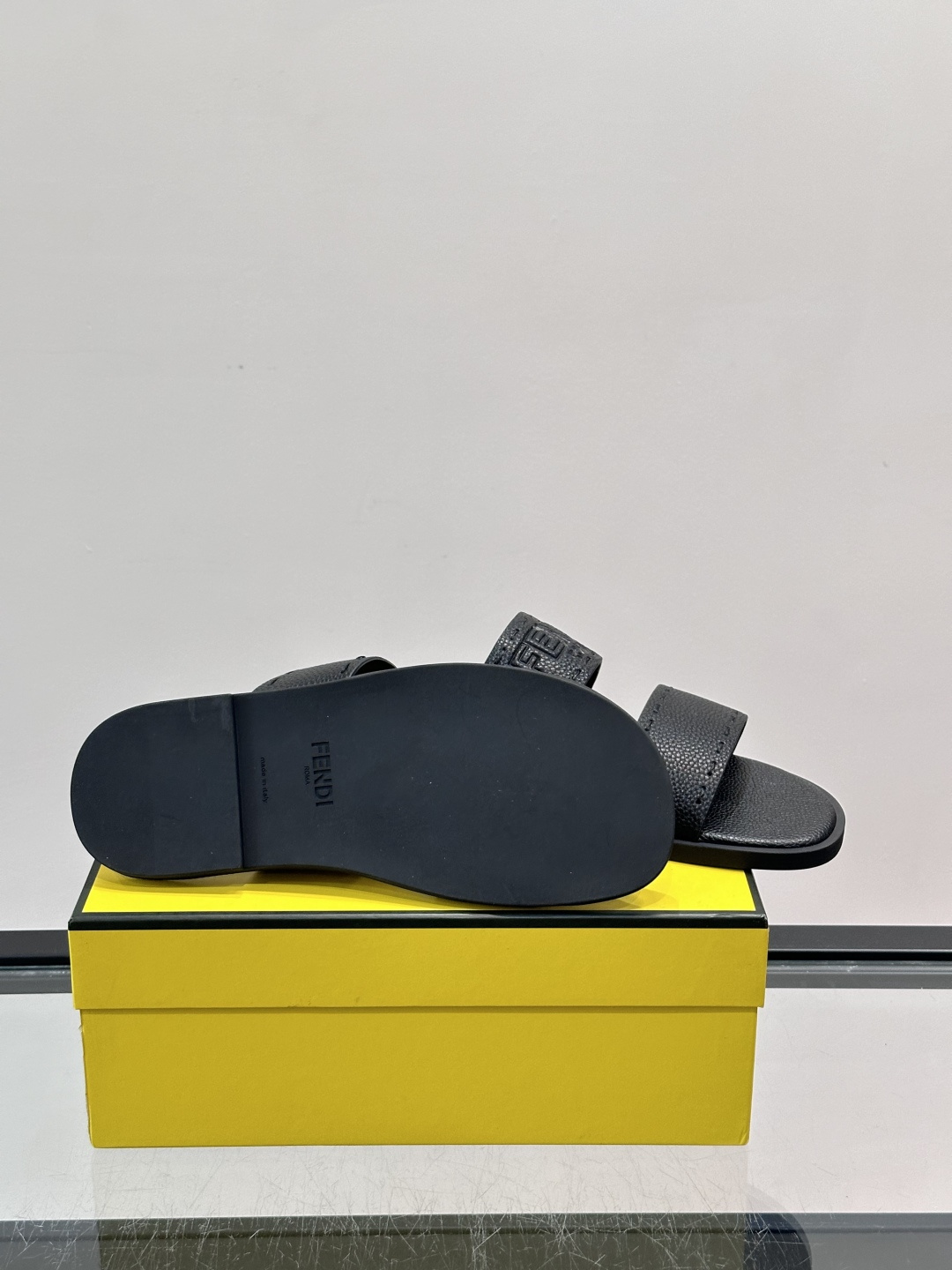 FEND*新款压印凉拖鞋凉鞋🩴 真皮面料真皮垫脚。 时尚稳重大气 鞋型非常包脚舒适 橡胶防滑大底 。Si