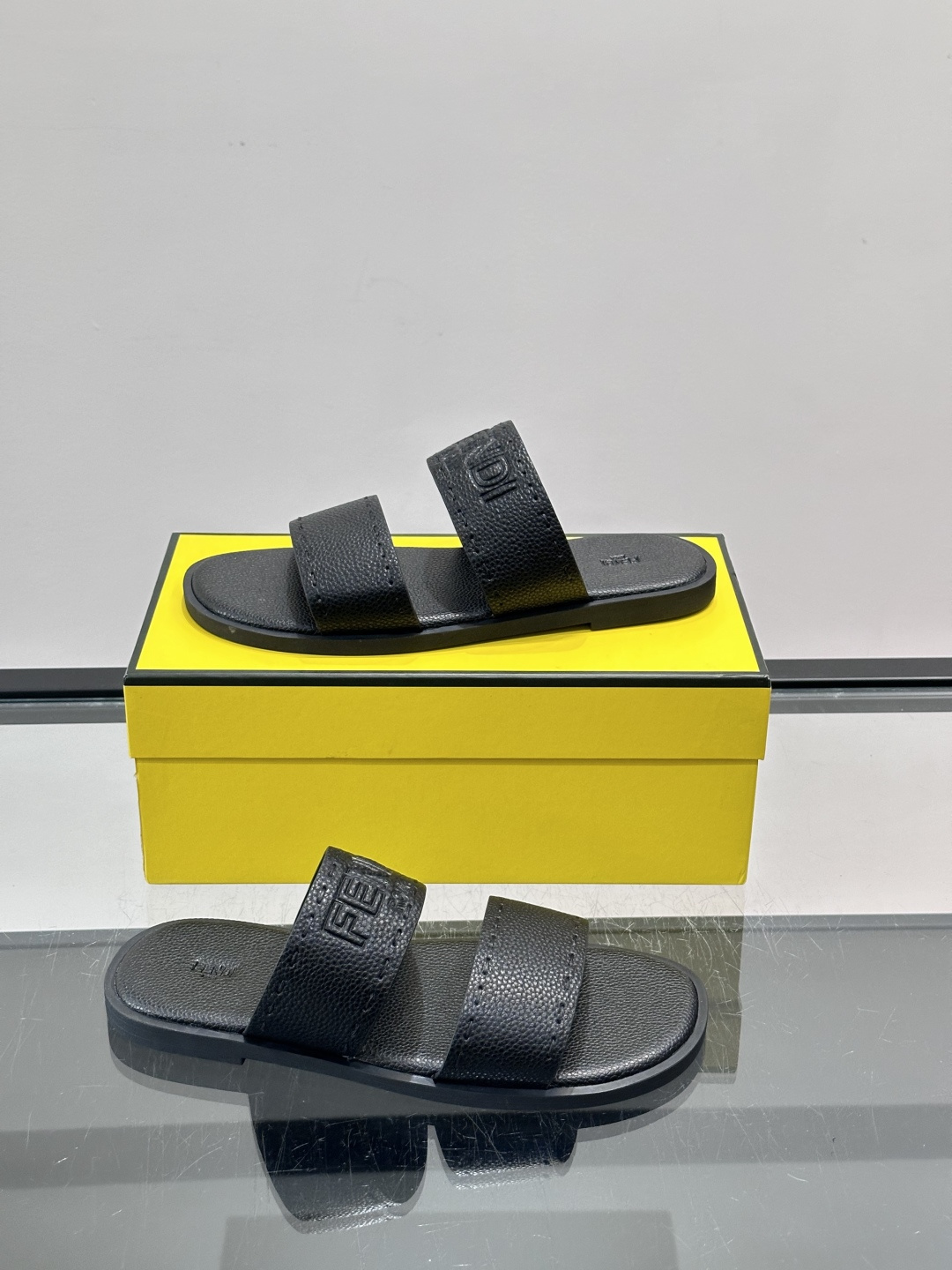 FEND*新款压印凉拖鞋凉鞋🩴 真皮面料真皮垫脚。 时尚稳重大气 鞋型非常包脚舒适 橡胶防滑大底 。Si