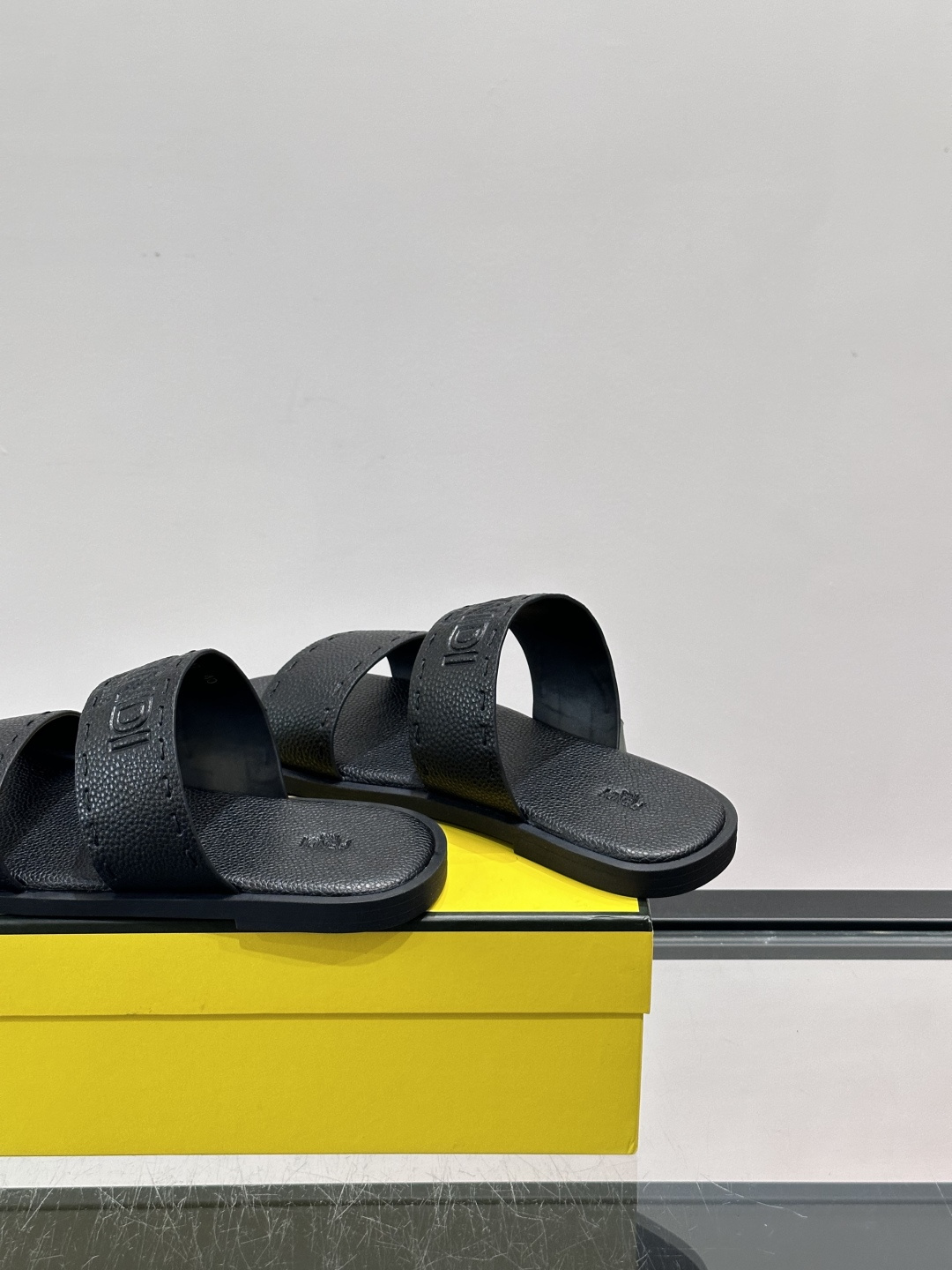 FEND*新款压印凉拖鞋凉鞋🩴 真皮面料真皮垫脚。 时尚稳重大气 鞋型非常包脚舒适 橡胶防滑大底 。Si