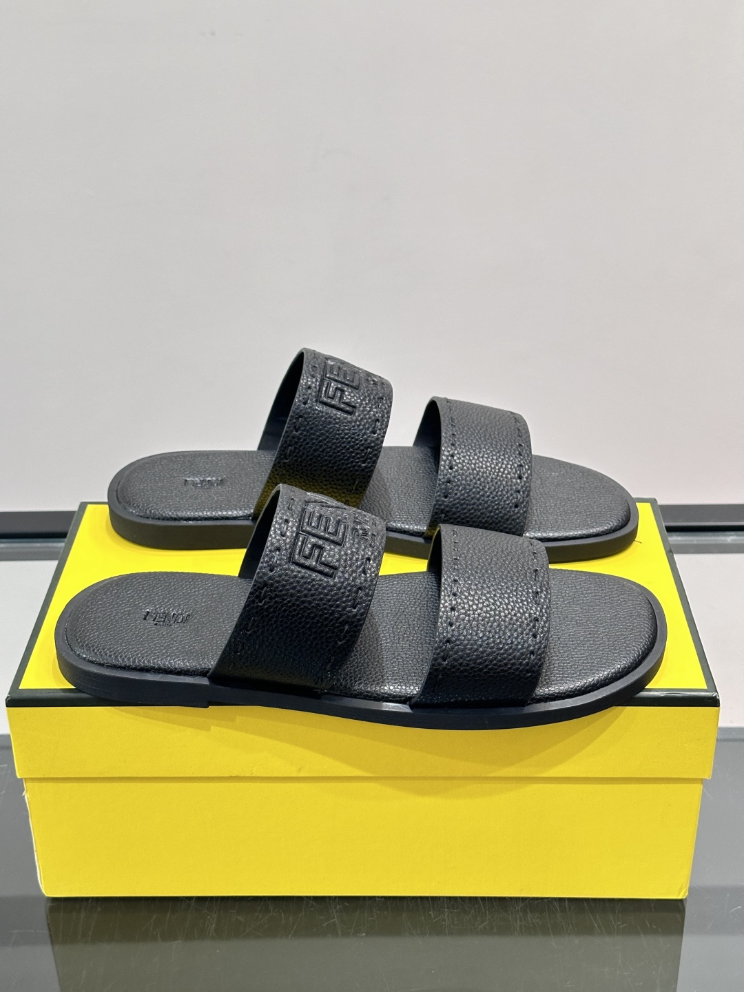 FEND*新款压印凉拖鞋凉鞋🩴 真皮面料真皮垫脚。 时尚稳重大气 鞋型非常包脚舒适 橡胶防滑大底 。Si