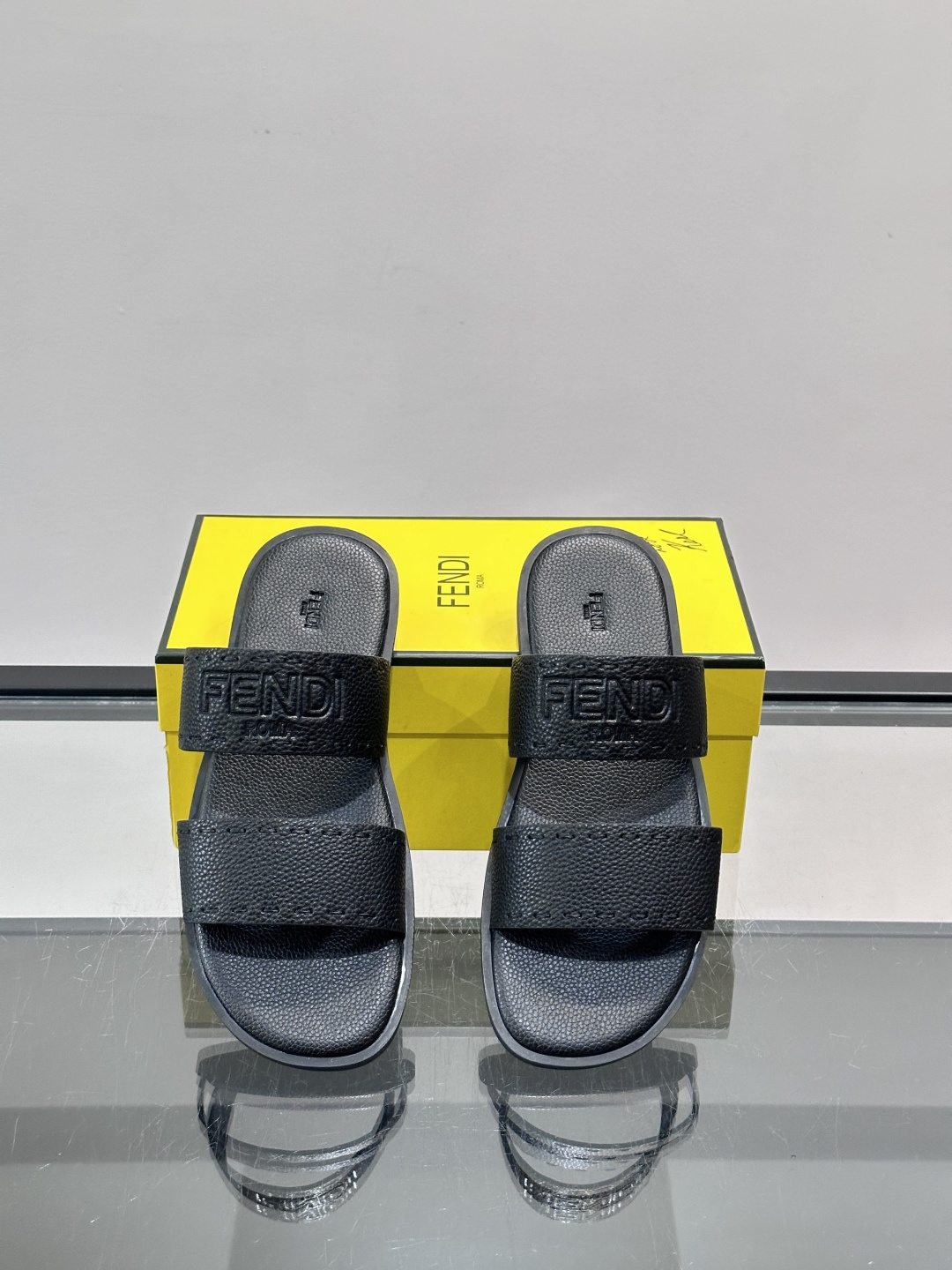 FEND*新款压印凉拖鞋凉鞋🩴 真皮面料真皮垫脚。 时尚稳重大气 鞋型非常包脚舒适 橡胶防滑大底 。Si