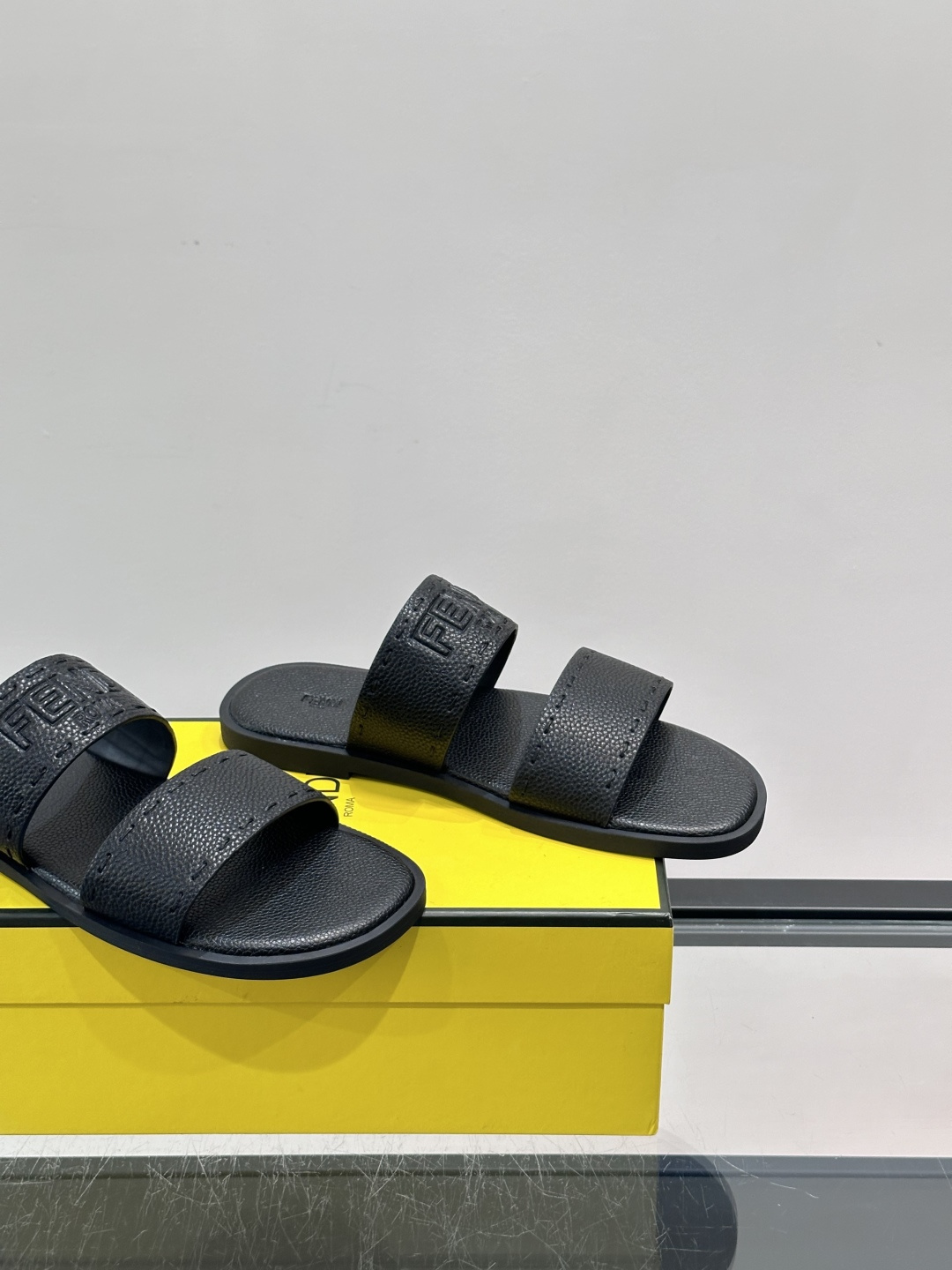 FEND*新款压印凉拖鞋凉鞋🩴 真皮面料真皮垫脚。 时尚稳重大气 鞋型非常包脚舒适 橡胶防滑大底 。Si