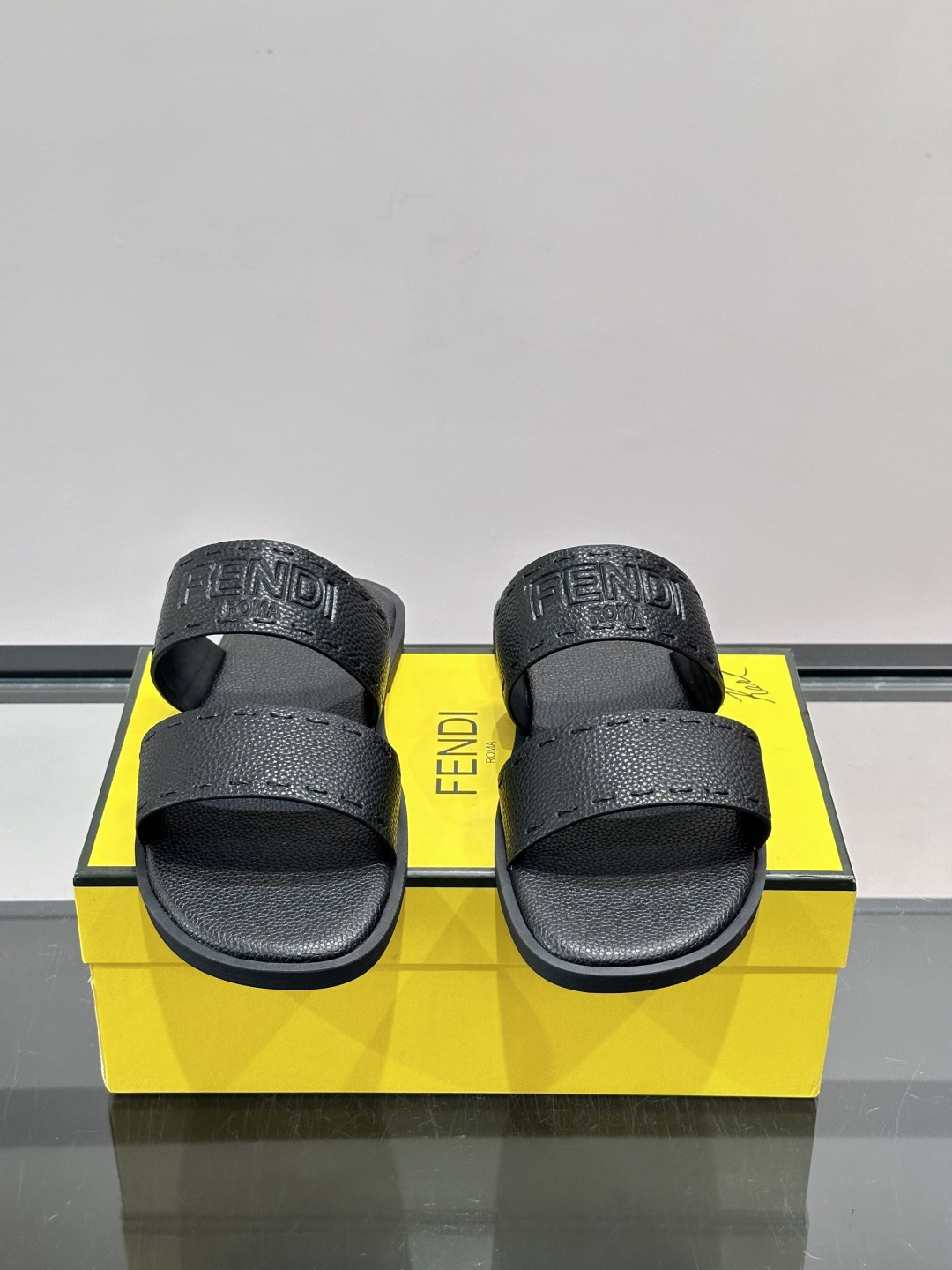 FEND*新款压印凉拖鞋凉鞋🩴 真皮面料真皮垫脚。 时尚稳重大气 鞋型非常包脚舒适 橡胶防滑大底 。Si