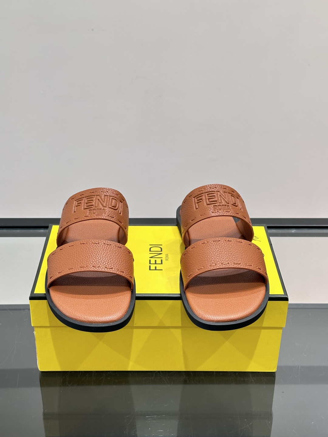 FEND*新款压印凉拖鞋凉鞋🩴 真皮面料真皮垫脚。 时尚稳重大气 鞋型非常包脚舒适 橡胶防滑大底 。Si