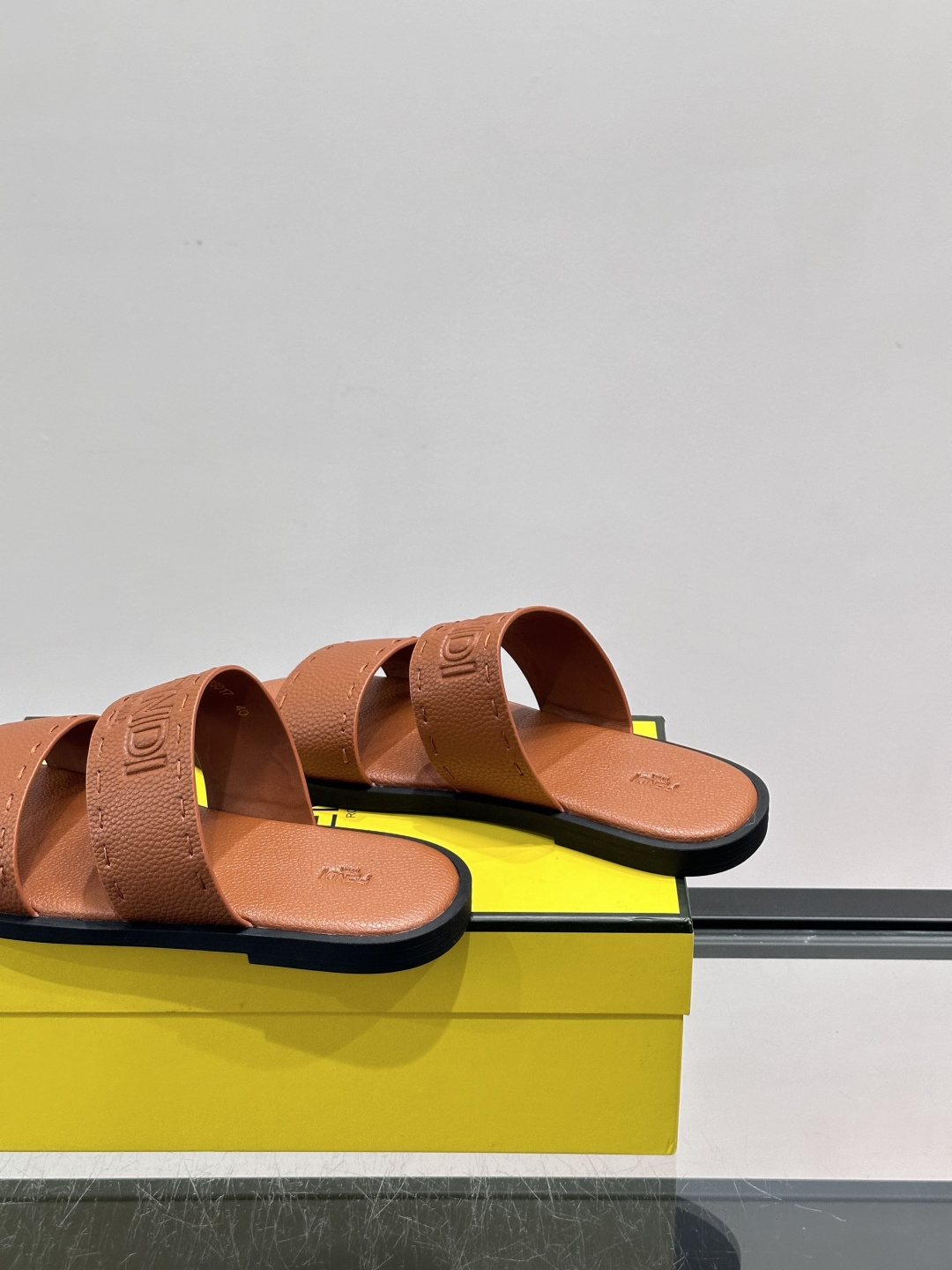 FEND*新款压印凉拖鞋凉鞋🩴 真皮面料真皮垫脚。 时尚稳重大气 鞋型非常包脚舒适 橡胶防滑大底 。Si