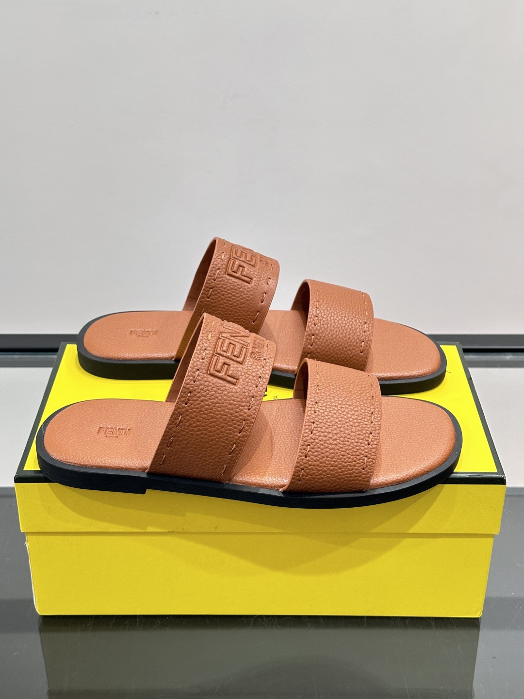 FEND*新款压印凉拖鞋凉鞋🩴 真皮面料真皮垫脚。 时尚稳重大气 鞋型非常包脚舒适 橡胶防滑大底 。Si