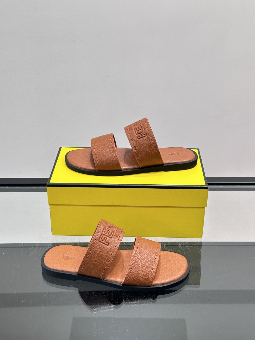 FEND*新款压印凉拖鞋凉鞋🩴 真皮面料真皮垫脚。 时尚稳重大气 鞋型非常包脚舒适 橡胶防滑大底 。Si