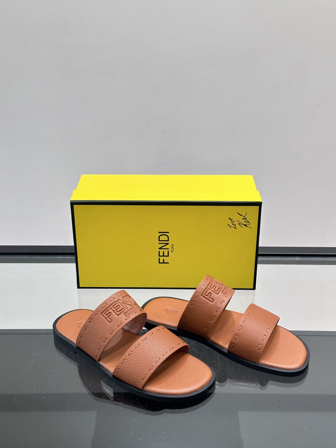 FEND*新款压印凉拖鞋凉鞋🩴 真皮面料真皮垫脚。 时尚稳重大气 鞋型非常包脚舒适 橡胶防滑大底 。Si