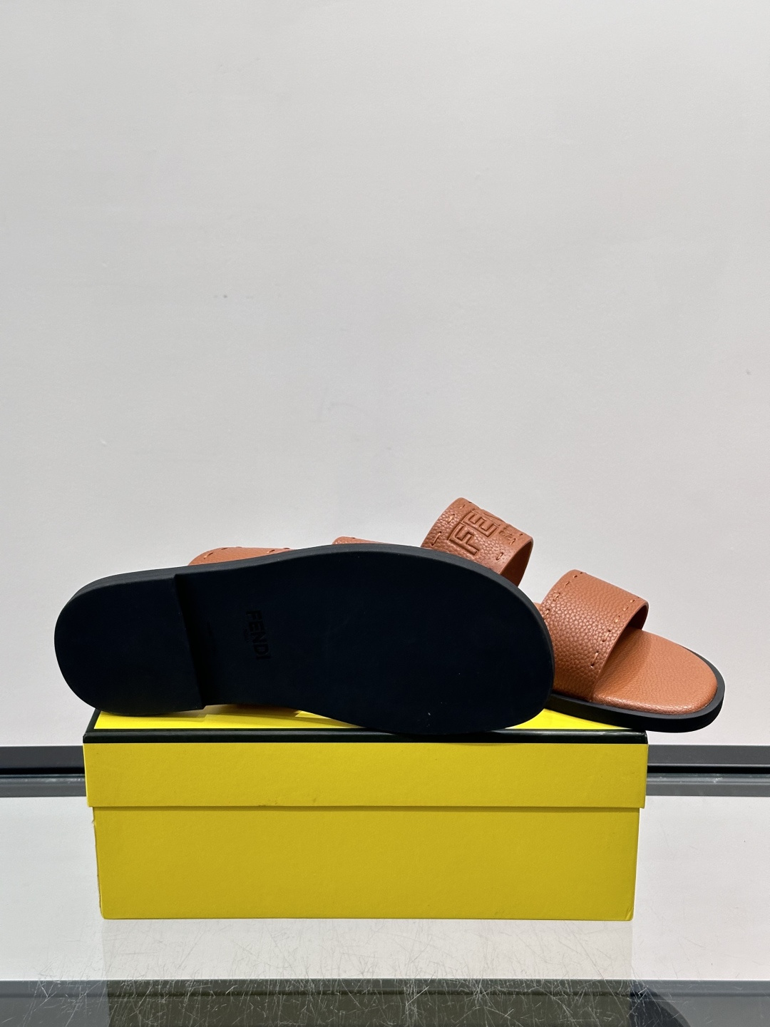 FEND*新款压印凉拖鞋凉鞋🩴 真皮面料真皮垫脚。 时尚稳重大气 鞋型非常包脚舒适 橡胶防滑大底 。Si