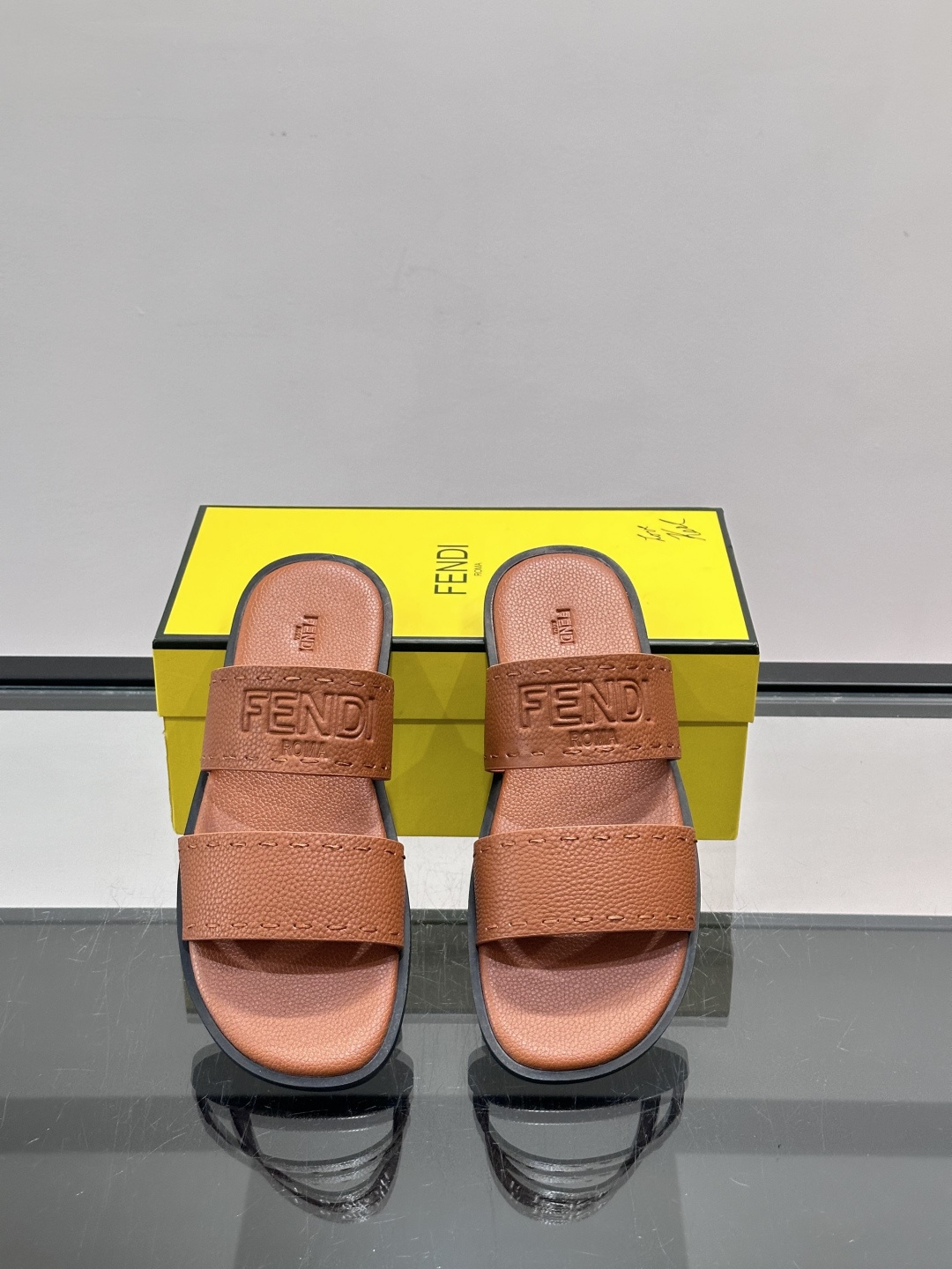 FEND*新款压印凉拖鞋凉鞋🩴 真皮面料真皮垫脚。 时尚稳重大气 鞋型非常包脚舒适 橡胶防滑大底 。Si