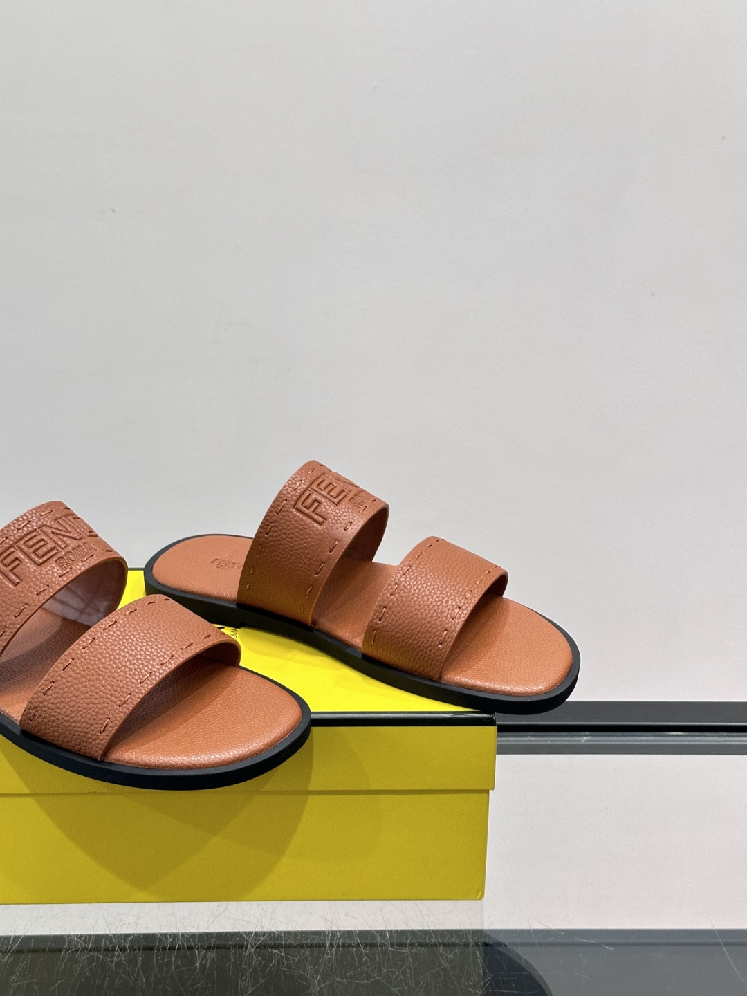 FEND*新款压印凉拖鞋凉鞋🩴 真皮面料真皮垫脚。 时尚稳重大气 鞋型非常包脚舒适 橡胶防滑大底 。Si