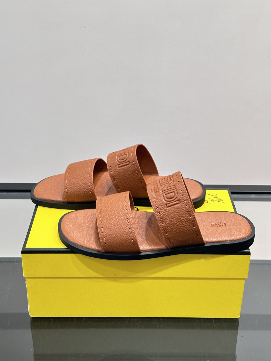 FEND*新款压印凉拖鞋凉鞋🩴 真皮面料真皮垫脚。 时尚稳重大气 鞋型非常包脚舒适 橡胶防滑大底 。Si