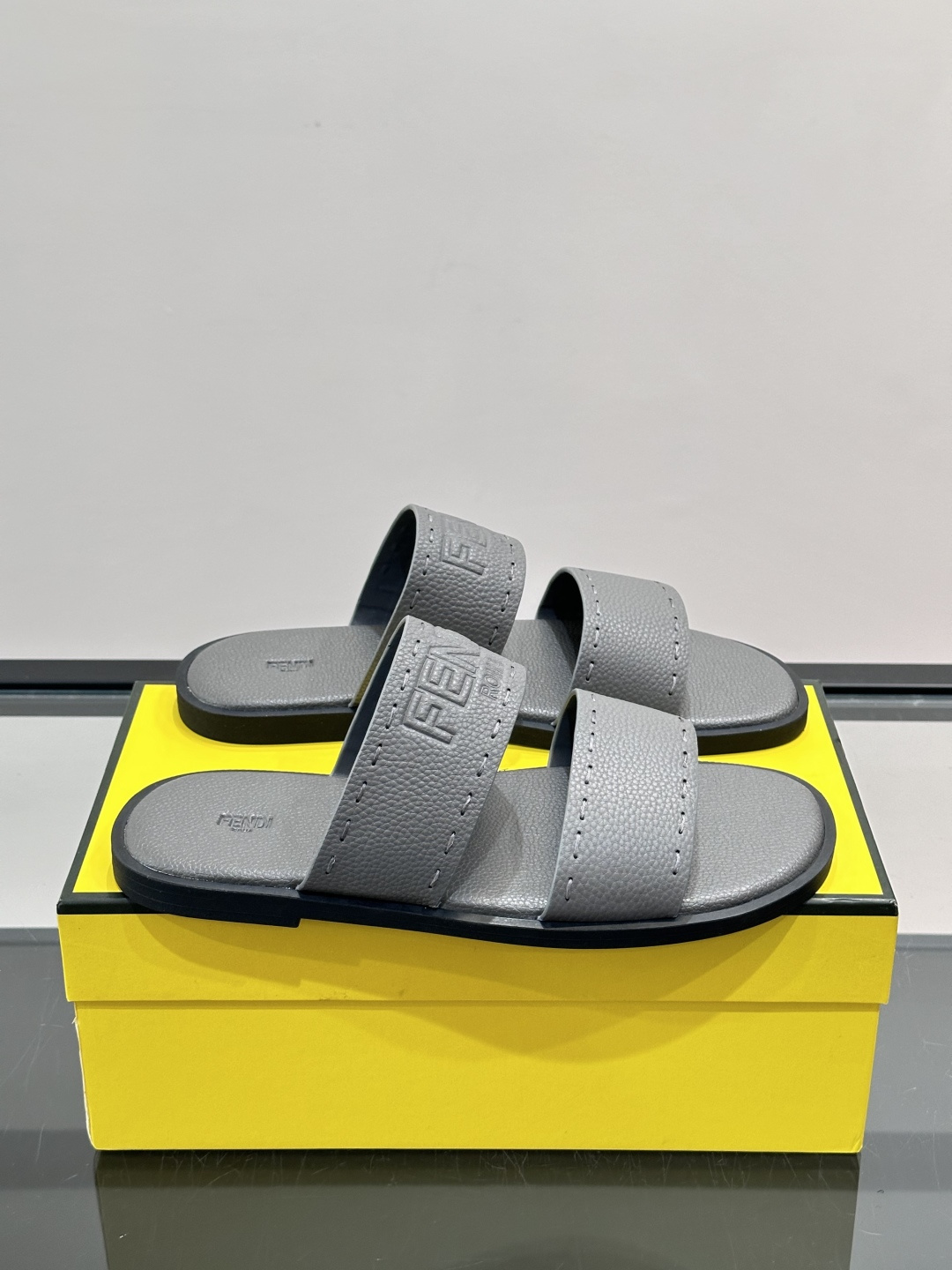 FEND*新款压印凉拖鞋凉鞋🩴 真皮面料真皮垫脚。 时尚稳重大气 鞋型非常包脚舒适 橡胶防滑大底 。Si
