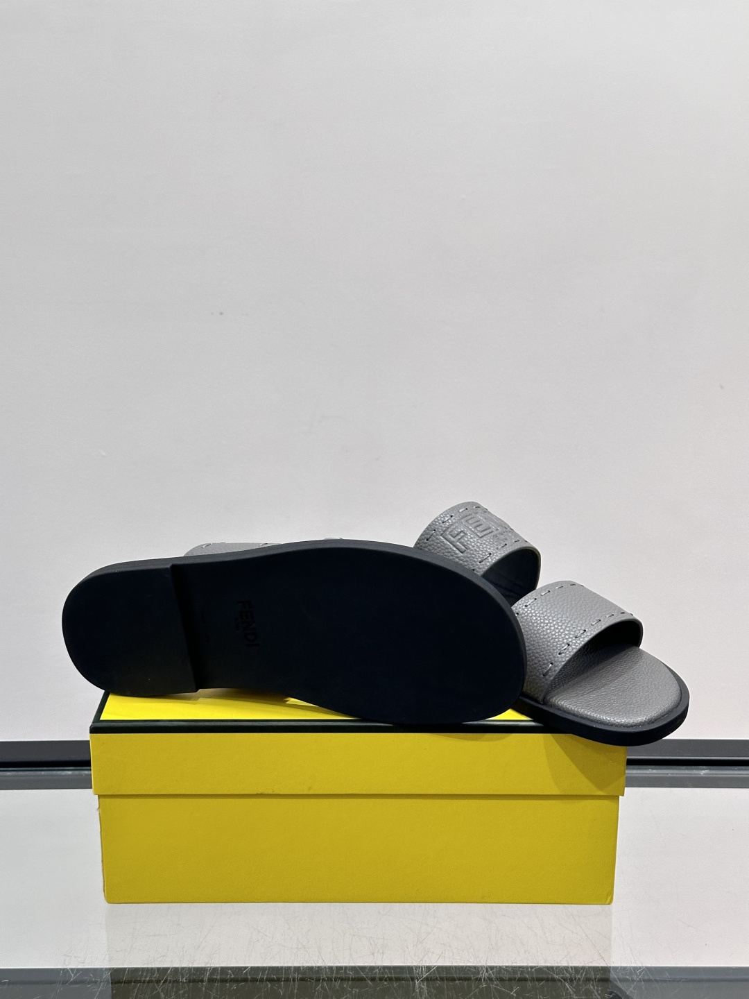 FEND*新款压印凉拖鞋凉鞋🩴 真皮面料真皮垫脚。 时尚稳重大气 鞋型非常包脚舒适 橡胶防滑大底 。Si