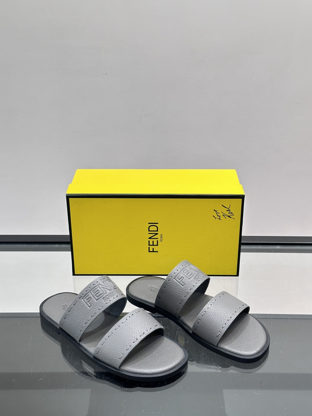 FEND*新款压印凉拖鞋凉鞋🩴 真皮面料真皮垫脚。 时尚稳重大气 鞋型非常包脚舒适 橡胶防滑大底 。Si