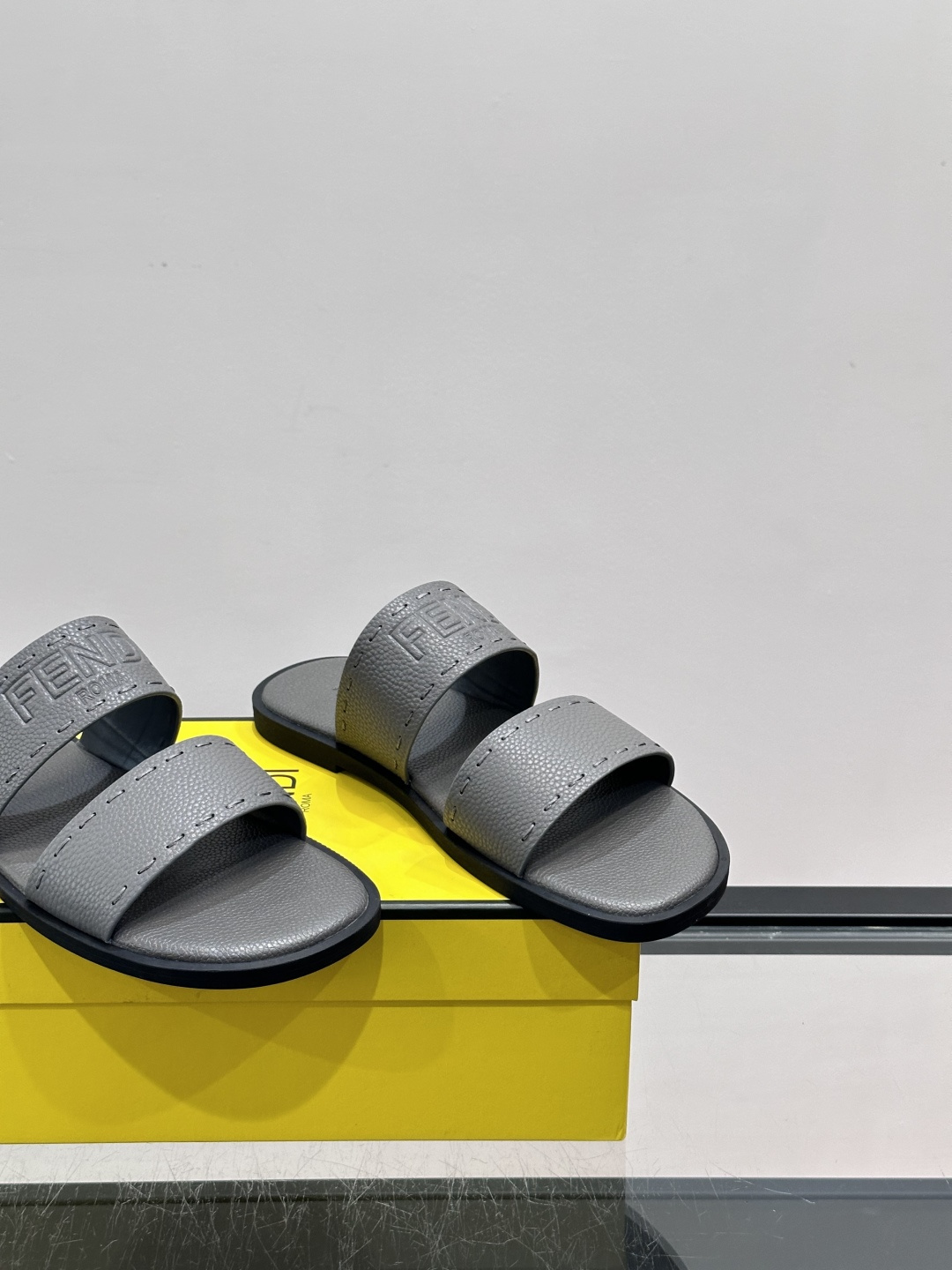 FEND*新款压印凉拖鞋凉鞋🩴 真皮面料真皮垫脚。 时尚稳重大气 鞋型非常包脚舒适 橡胶防滑大底 。Si