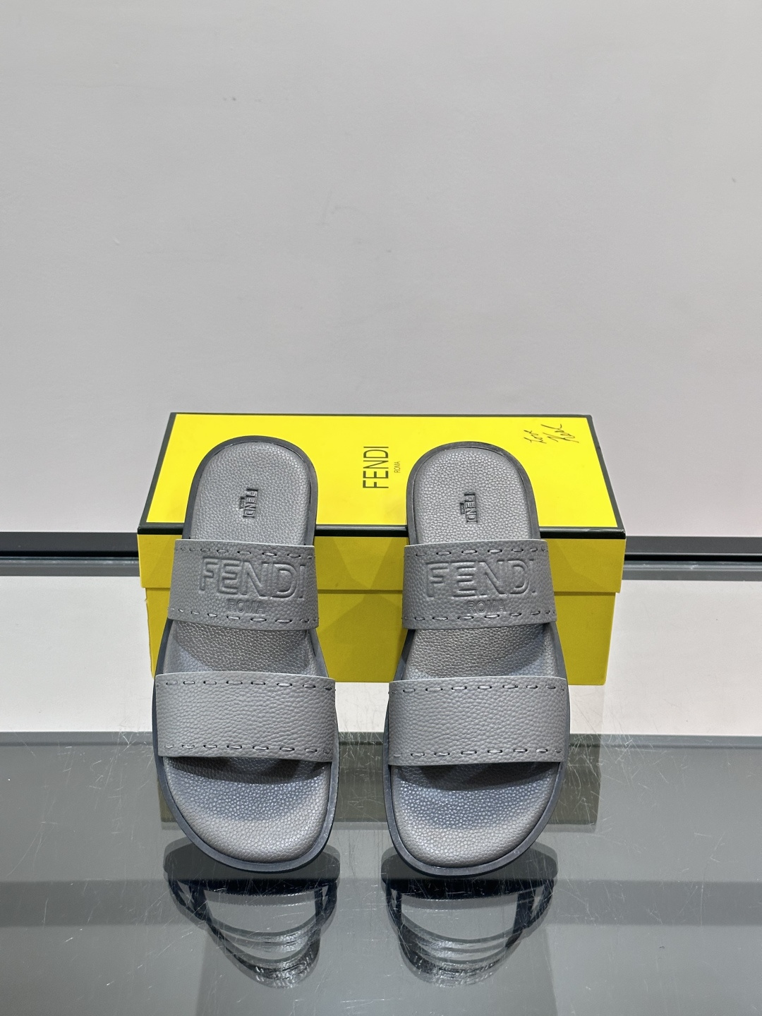 FEND*新款压印凉拖鞋凉鞋🩴 真皮面料真皮垫脚。 时尚稳重大气 鞋型非常包脚舒适 橡胶防滑大底 。Si