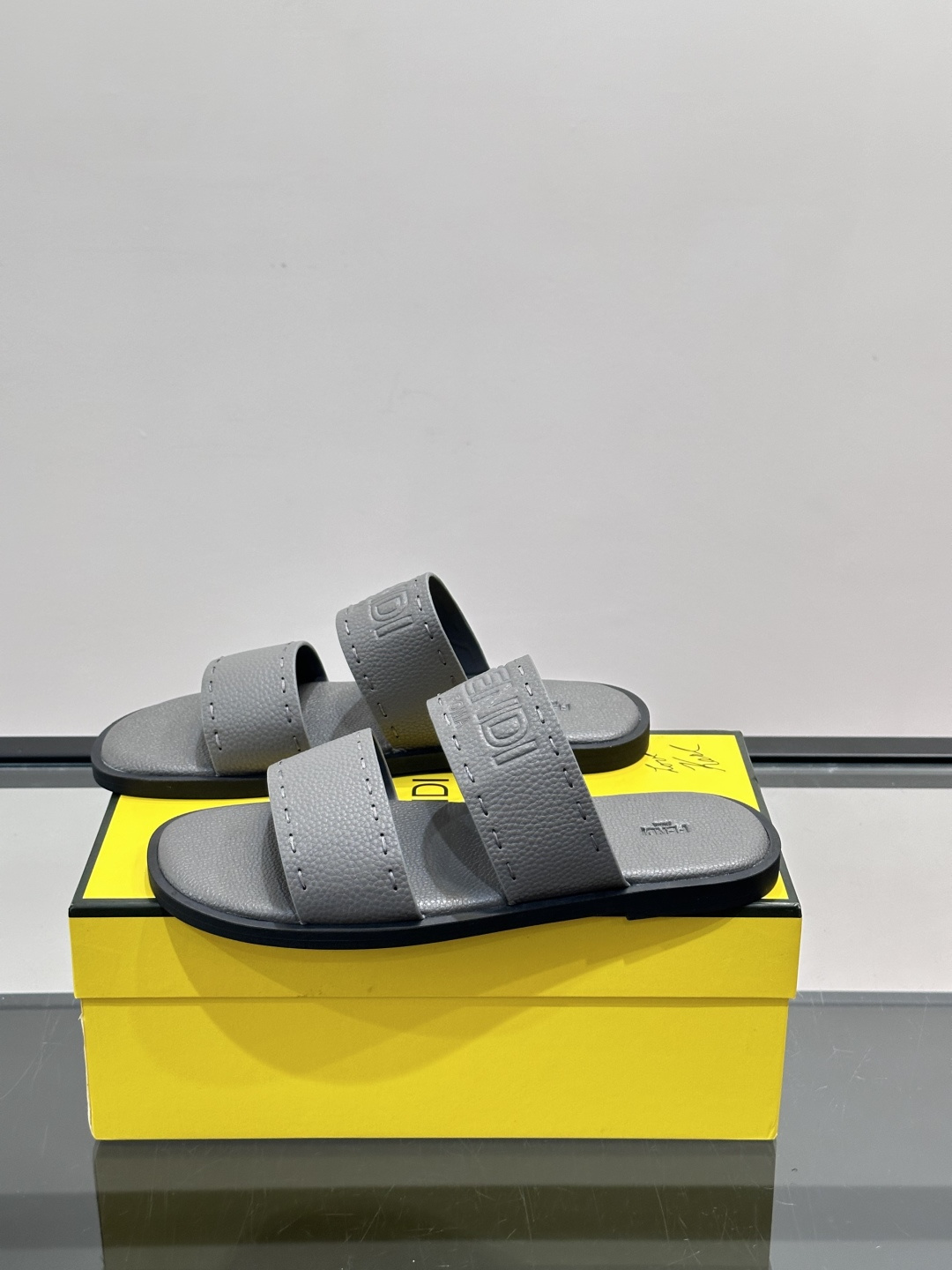 FEND*新款压印凉拖鞋凉鞋🩴 真皮面料真皮垫脚。 时尚稳重大气 鞋型非常包脚舒适 橡胶防滑大底 。Si