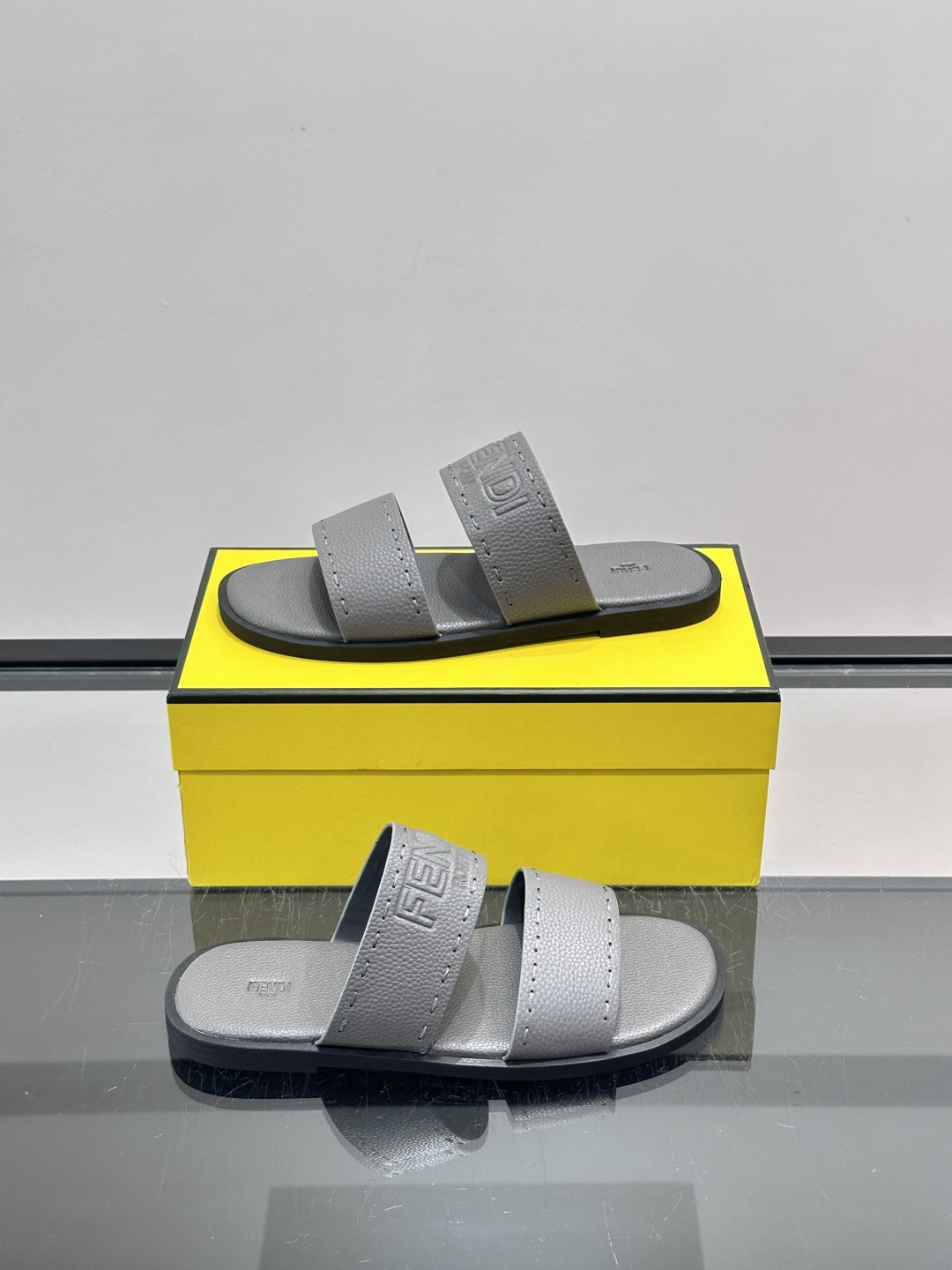 FEND*新款压印凉拖鞋凉鞋🩴 真皮面料真皮垫脚。 时尚稳重大气 鞋型非常包脚舒适 橡胶防滑大底 。Si
