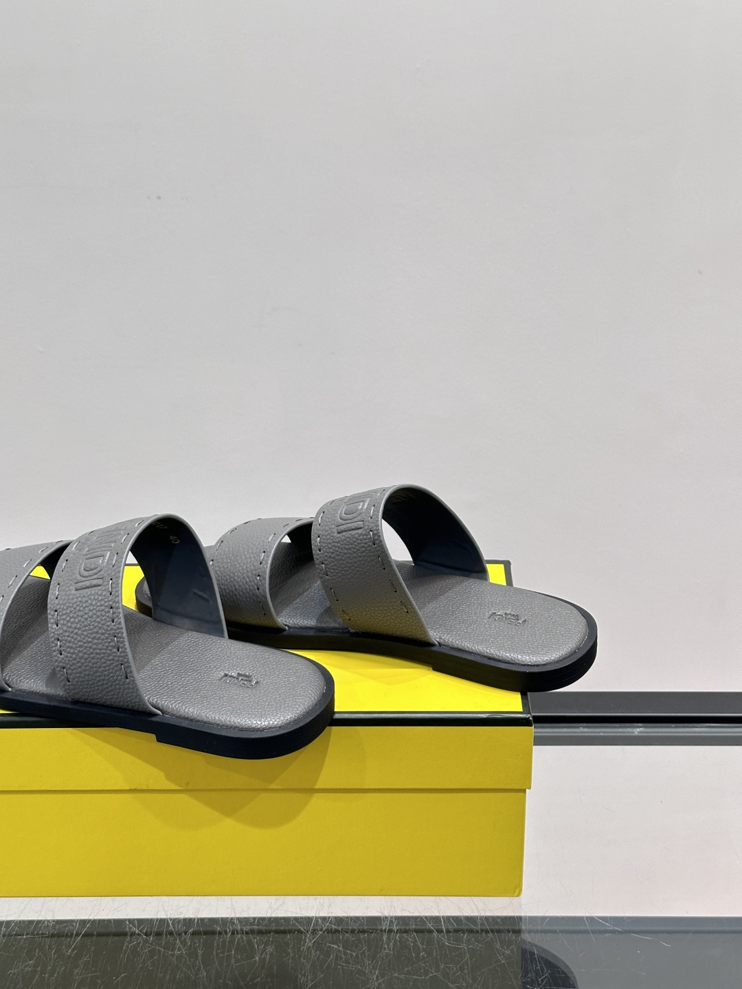 FEND*新款压印凉拖鞋凉鞋🩴 真皮面料真皮垫脚。 时尚稳重大气 鞋型非常包脚舒适 橡胶防滑大底 。Si