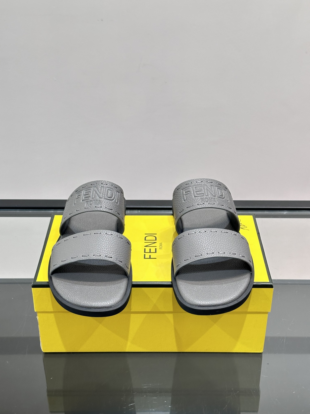 FEND*新款压印凉拖鞋凉鞋🩴 真皮面料真皮垫脚。 时尚稳重大气 鞋型非常包脚舒适 橡胶防滑大底 。Si