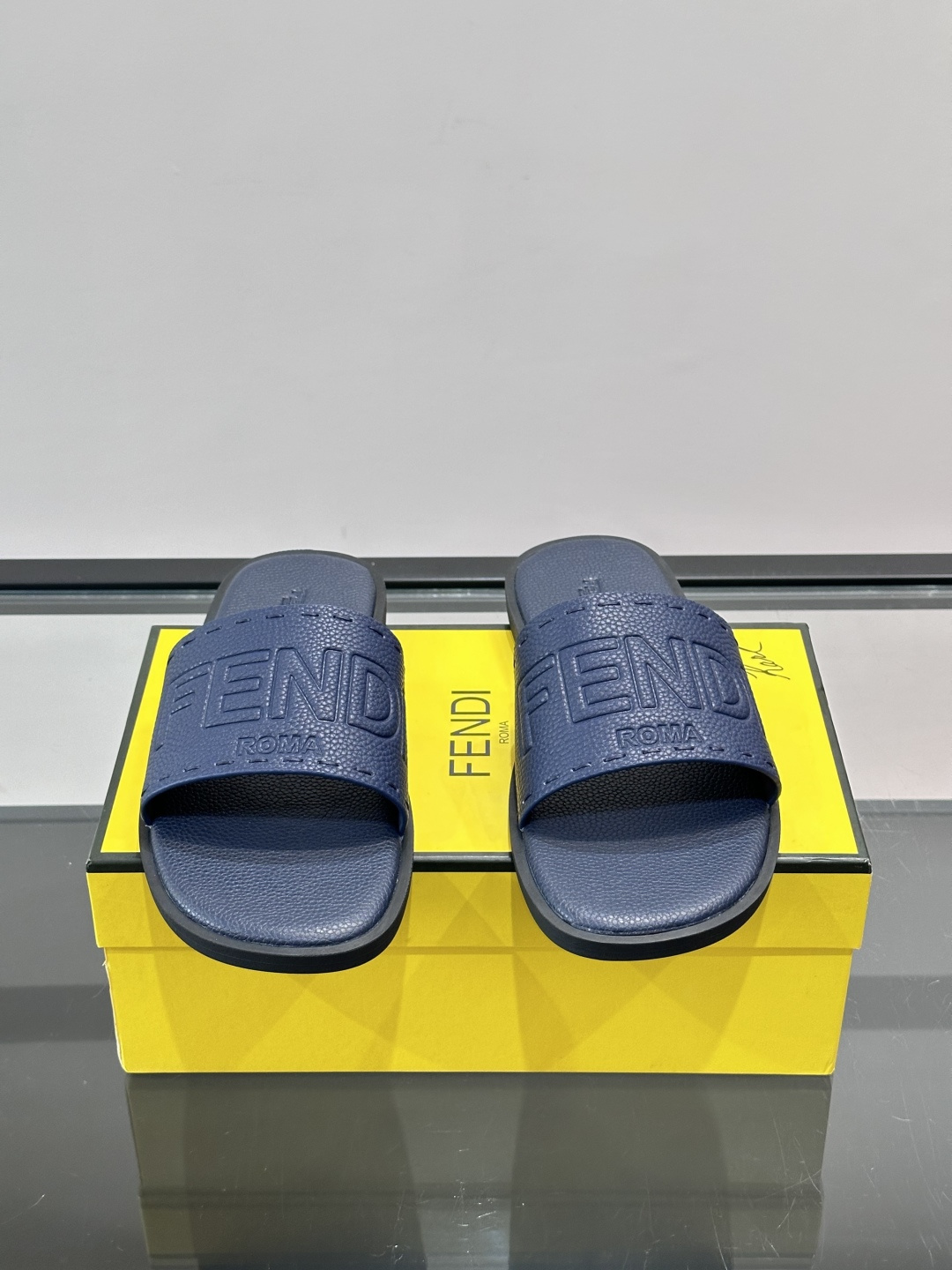 FEND*新款压印凉拖鞋凉鞋🩴 真皮面料真皮垫脚。 时尚稳重大气 鞋型非常包脚舒适 橡胶防滑大底 。Si