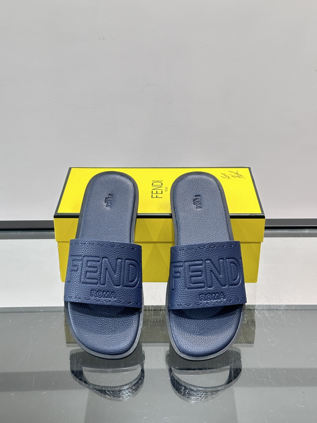 FEND*新款压印凉拖鞋凉鞋🩴 真皮面料真皮垫脚。 时尚稳重大气 鞋型非常包脚舒适 橡胶防滑大底 。Si